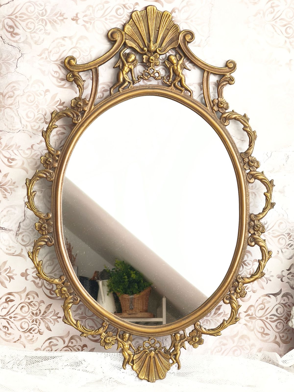 Grote antieke messing wandspiegel met cherubijnen, ovaal rocaille ornament photo for sale