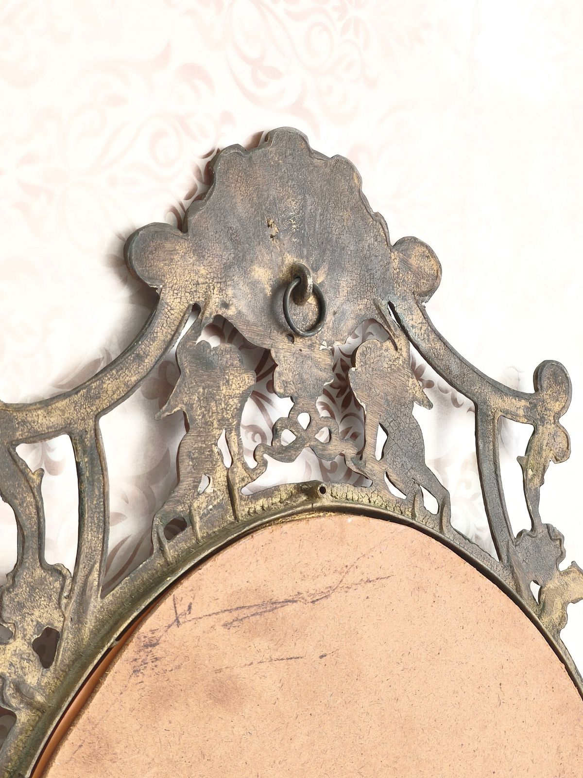 photo furniture Grote antieke messing wandspiegel met cherubijnen, ovaal rocaille ornament