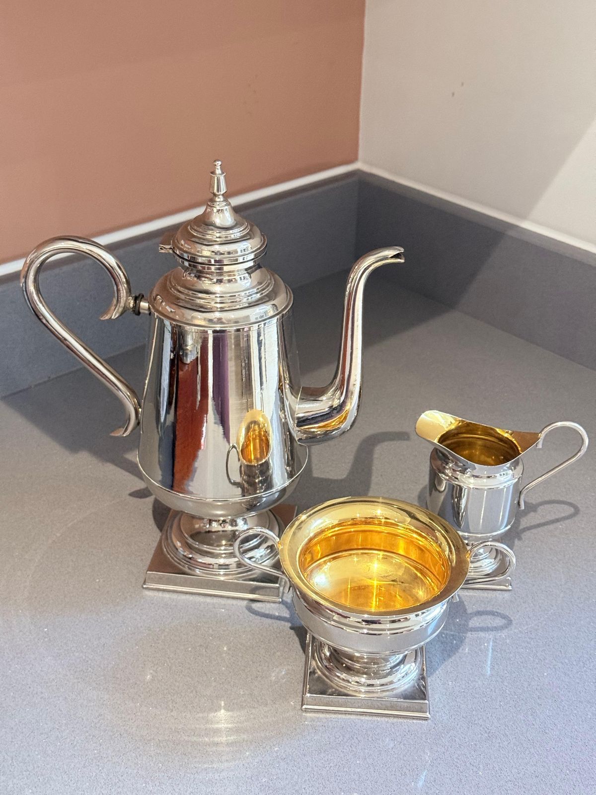 Service à café d'époque anglais en métal argenté, pot, sucrier, 3 pièces photo furniture