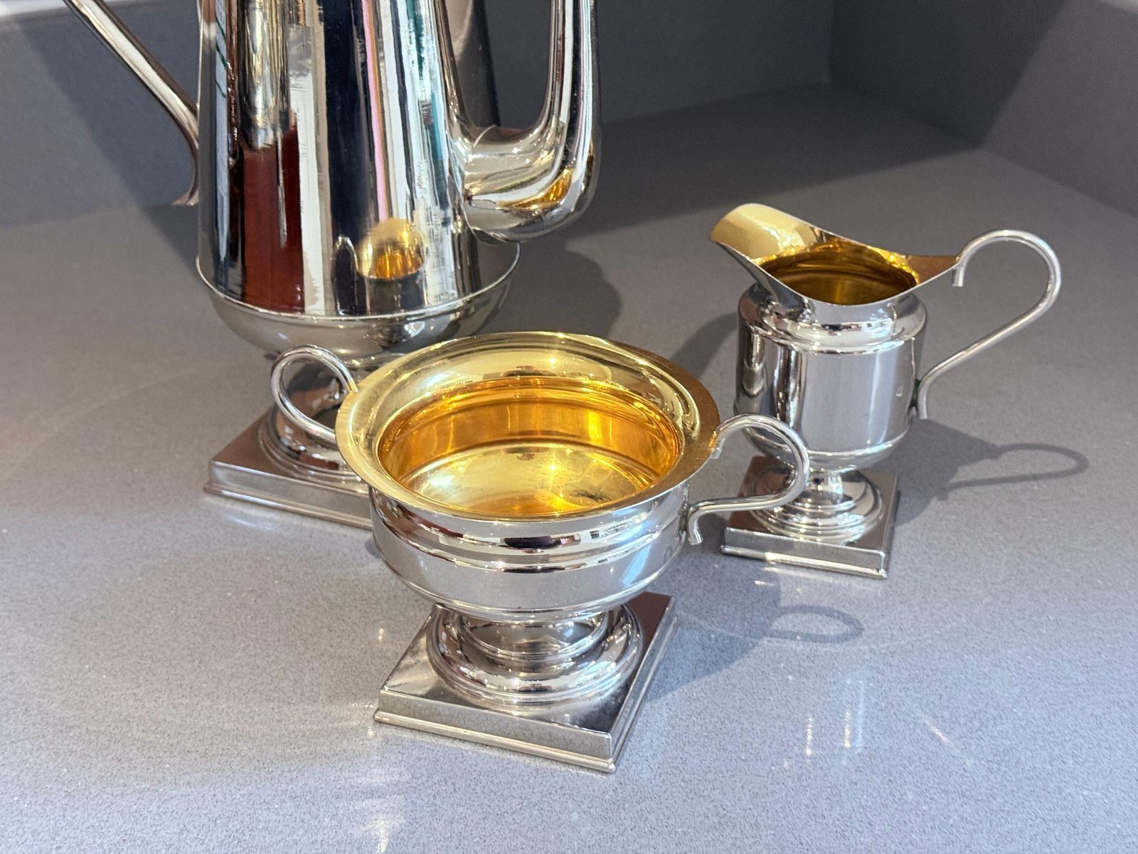 photo for sale Service à café d'époque anglais en métal argenté, pot, sucrier, 3 pièces