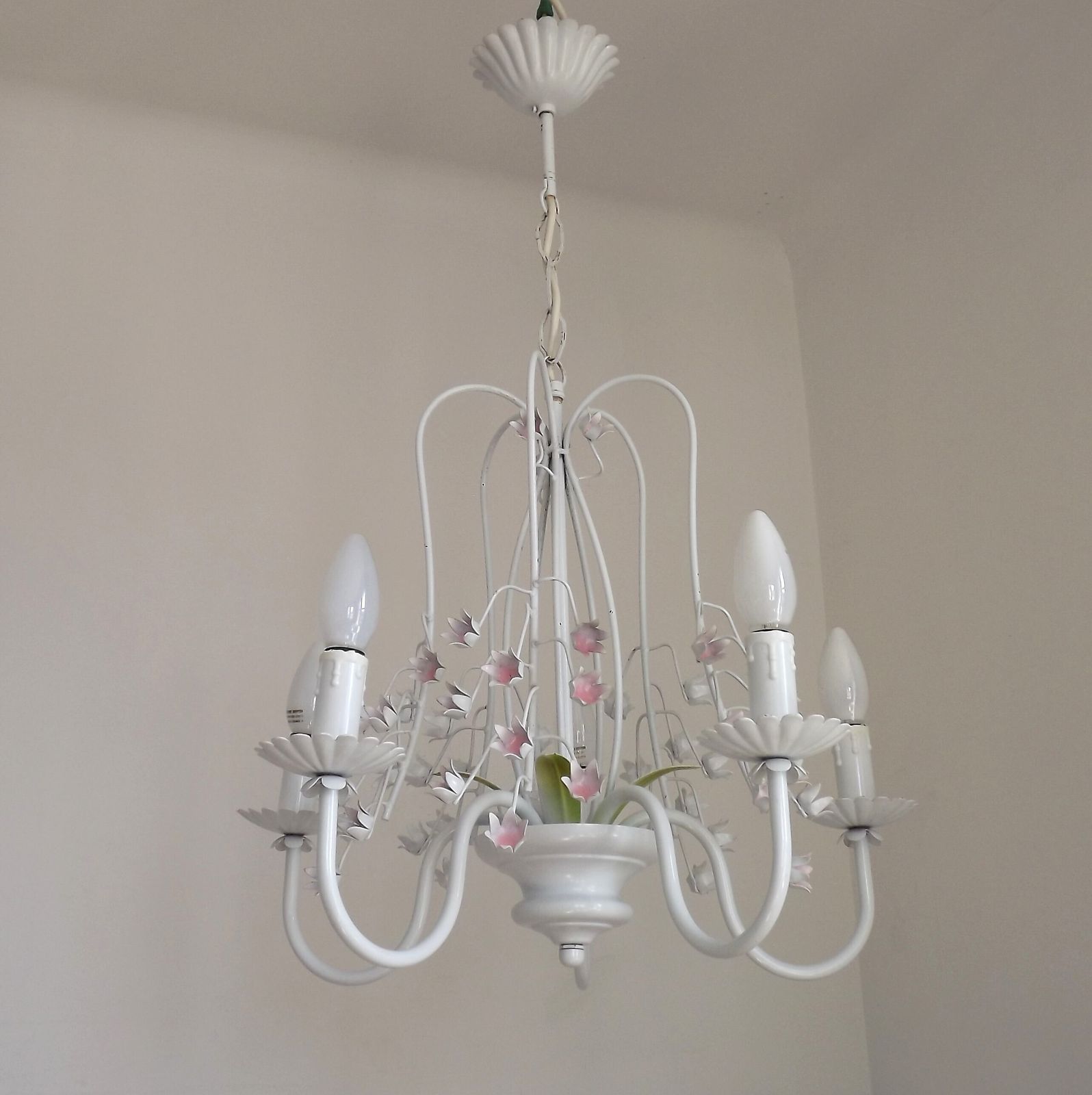 Lustre à 5 feux vintage en tôle laquée blanche, fleurs de glycine roses en cascade, France