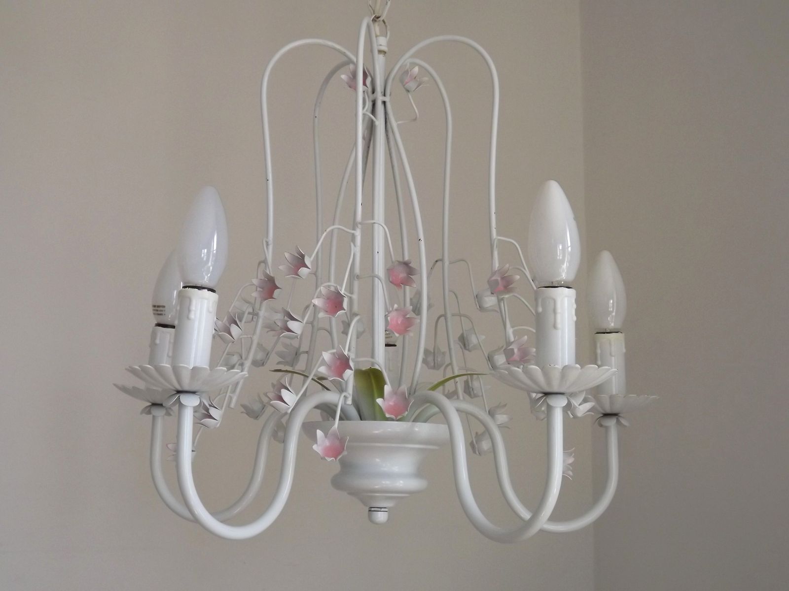 Lustre à 5 feux vintage en tôle laquée blanche, fleurs de glycine roses en cascade, France photo vinterior