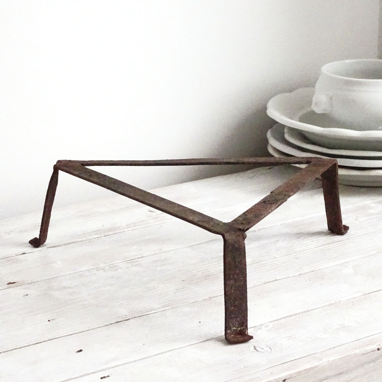 Décoration Dessous-de-plat en fer forgé à la main, trépied pour cheminée, support pour casseroles photo