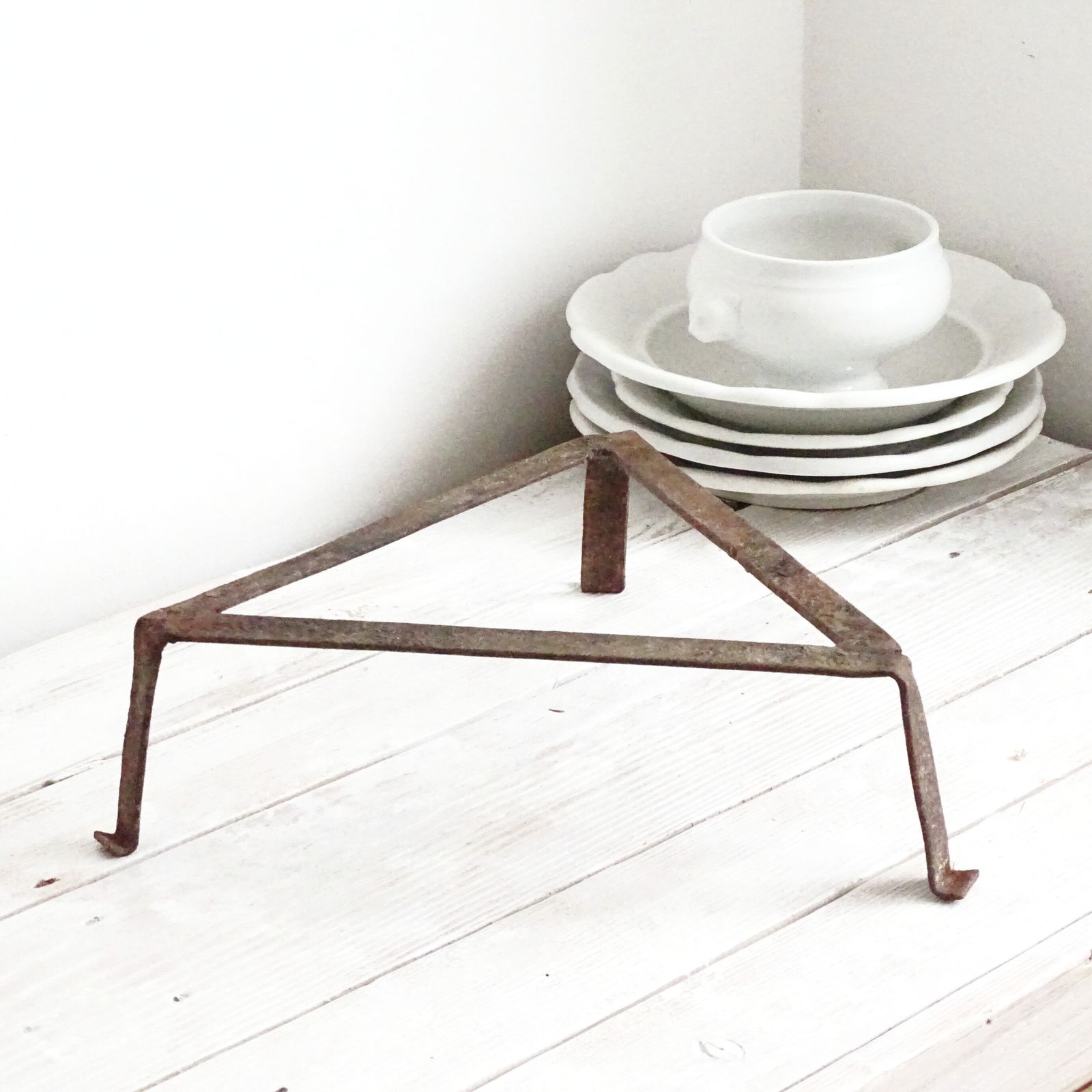 photo furniture Dessous-de-plat en fer forgé à la main, trépied pour cheminée, support pour casseroles