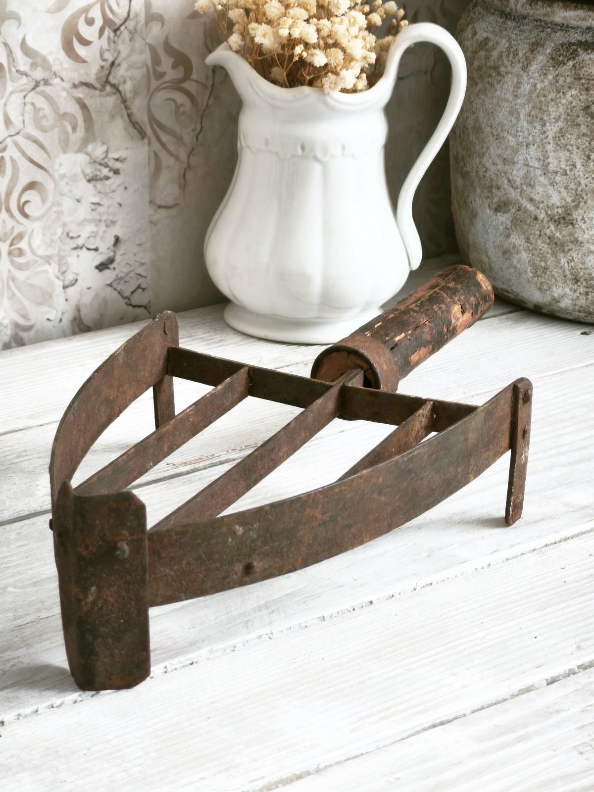 photo for sale Dessous-de-plat d'époque en fer forgé à la main, manche en bois