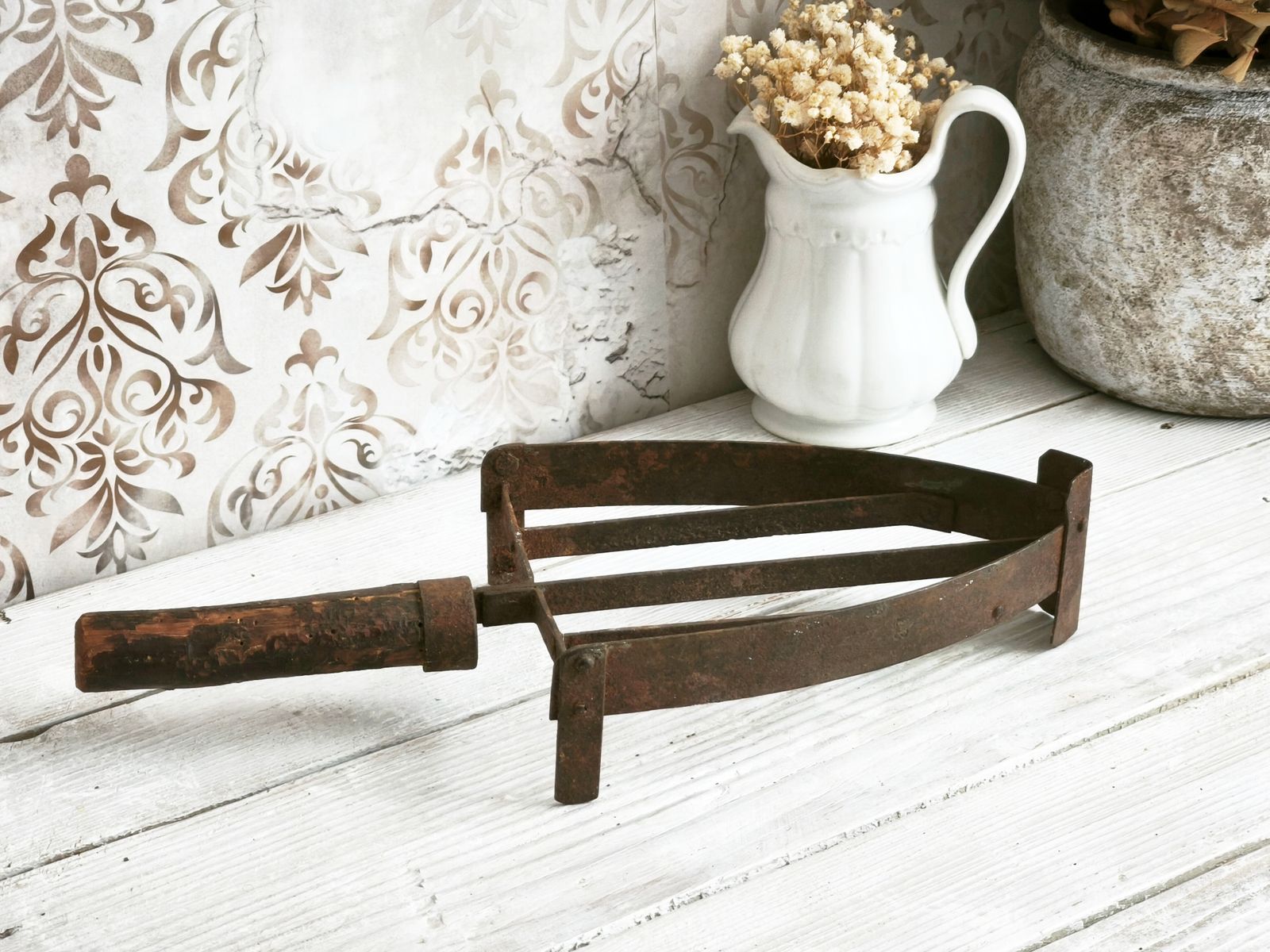 50.0 Dessous-de-plat d'époque en fer forgé à la main, manche en bois photo