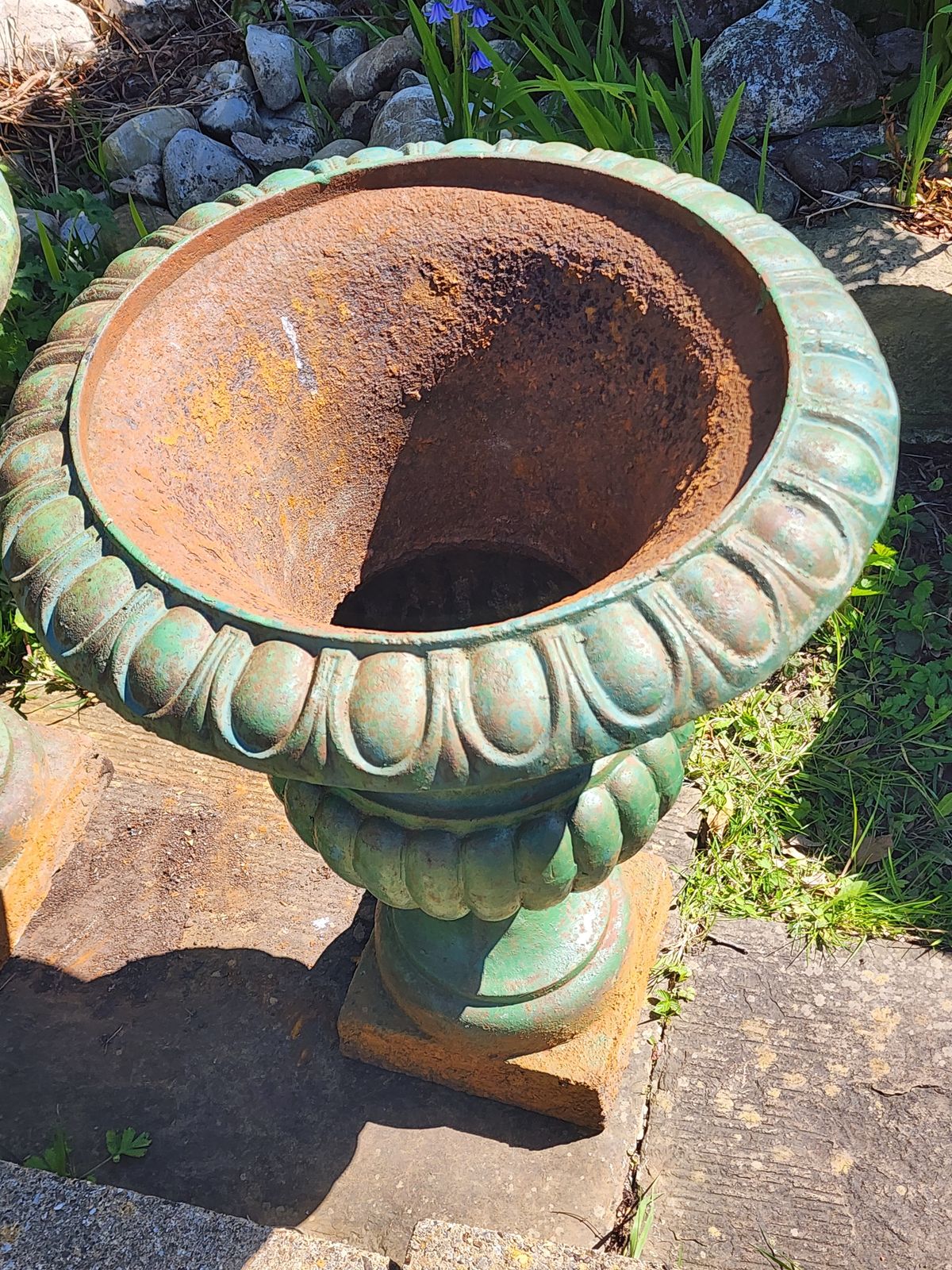 A Pair Of Heavy Antique Cast Iron Garden Urns, Planters photo Garden Decor