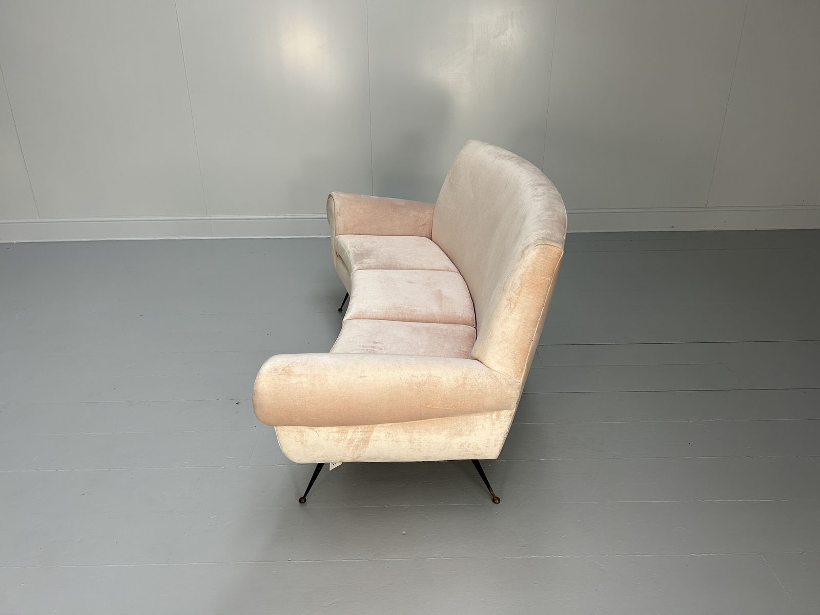 Minotti "Gigi Radice" Curved 3 Seat Sofa In Pale Pink Velvet photo vintage