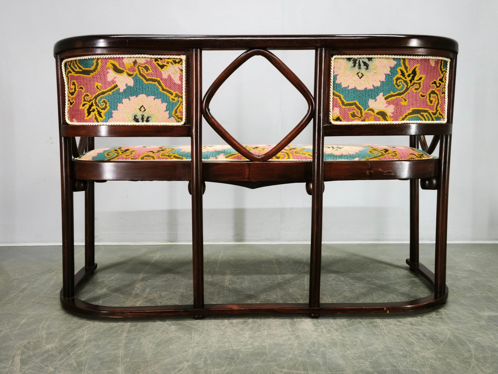 4482.0 Josef Hoffmann Stijl Fledermaus Art Nouveau Sofa, Jaren 1930 photo