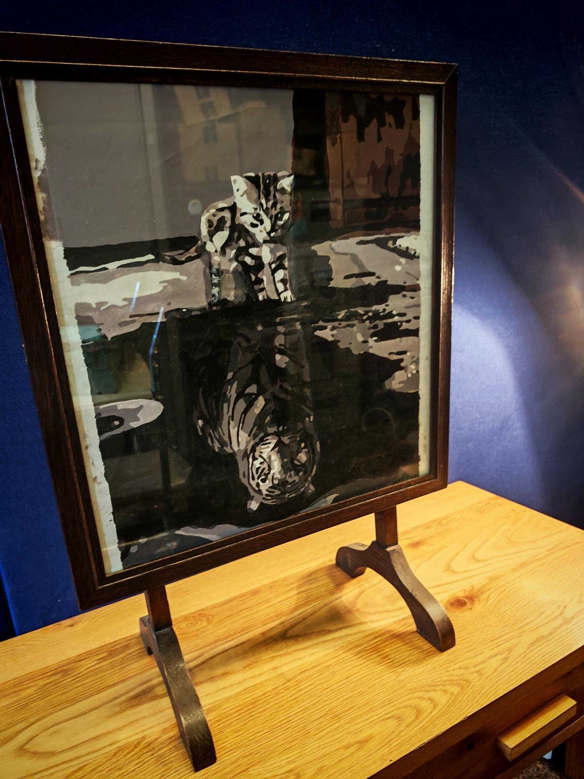 Table d'appoint/écran de cheminée metamorphic vintage, avec chaton et reflet de tigre peints à la main - Bon état photo for sale