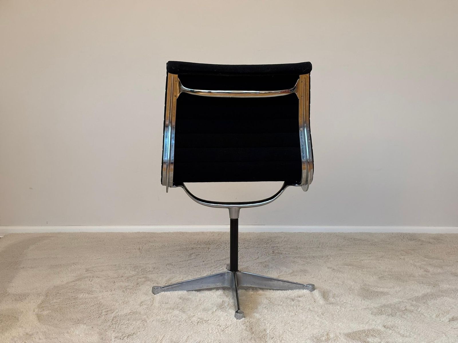 Model Ea 105 Aluminium Swivel Chair By Eames For Herman Miller, 1970s photo vinterior