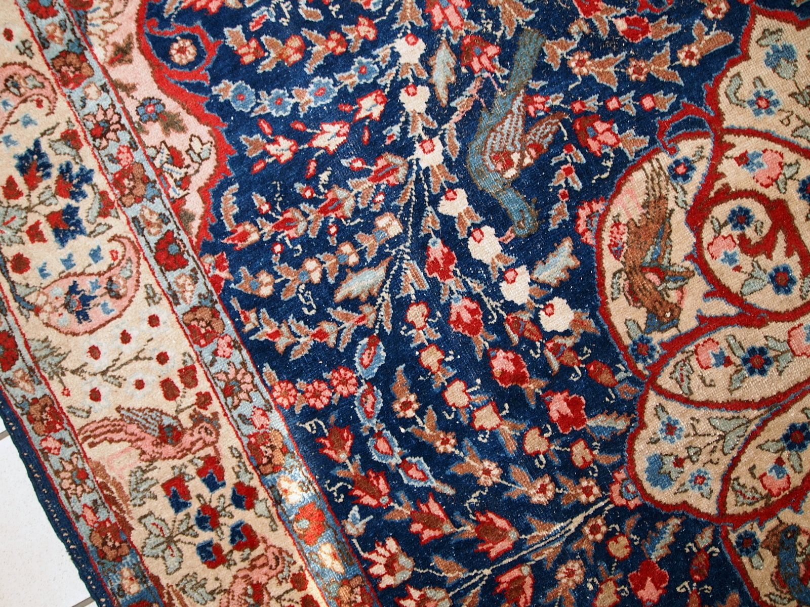 photo vinterior Handgemaakt antiek wollen tapijt met bloemenmedaillon en vogels — 190 × 292 cm — jaren 1920