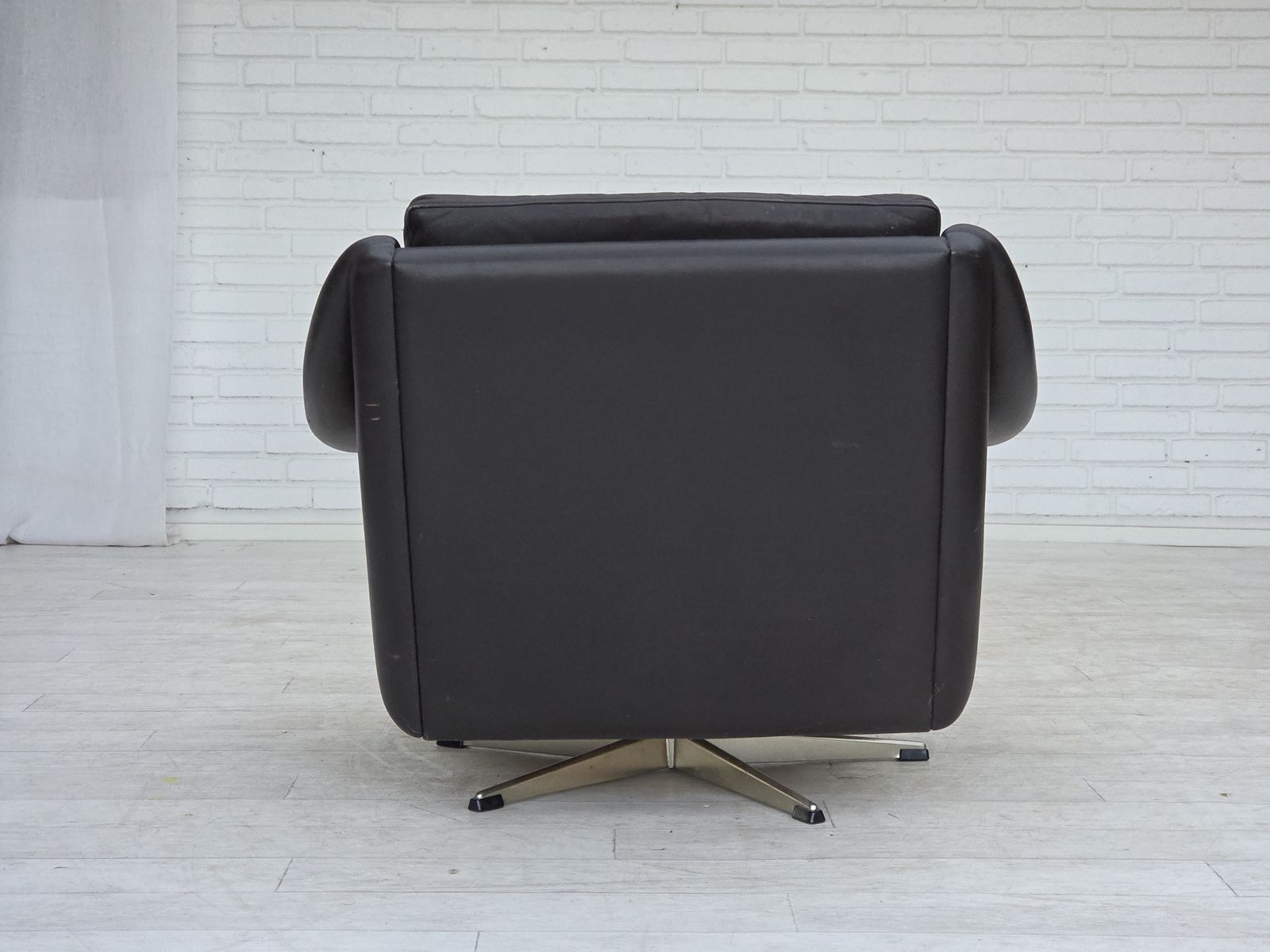 photo furniture Ca. Jaren 1960, Deense Draaifauteuil Van Aage Christensen, Meubelsleder.