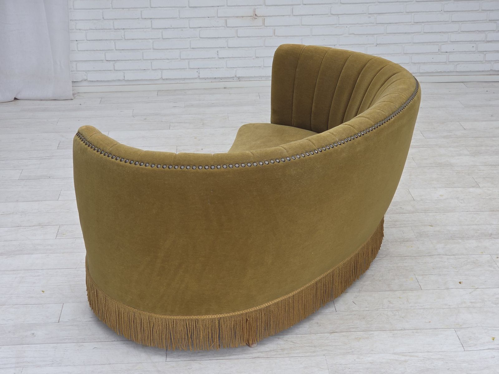 photo buy Deense 2 Zits "Banana" Bank, Ca. Jaren 1970, Groen Meubelvelours.