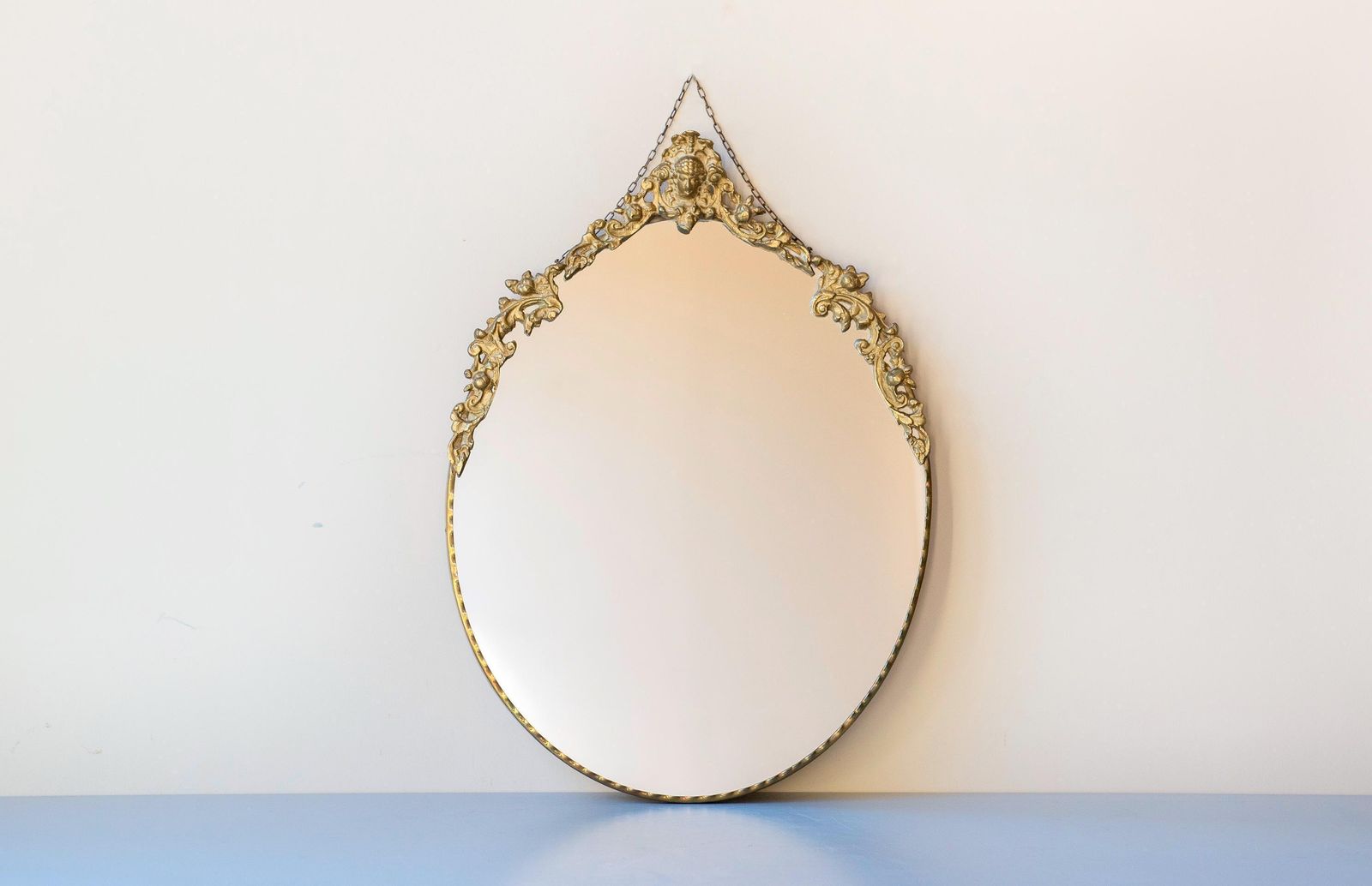 Vintage Messing Ovale Wandspiegel – Art Nouveau / Jugendstil Stijl Ca. Jaren 1950 – Decoratieve Gouden Schouwspiegel photo furniture