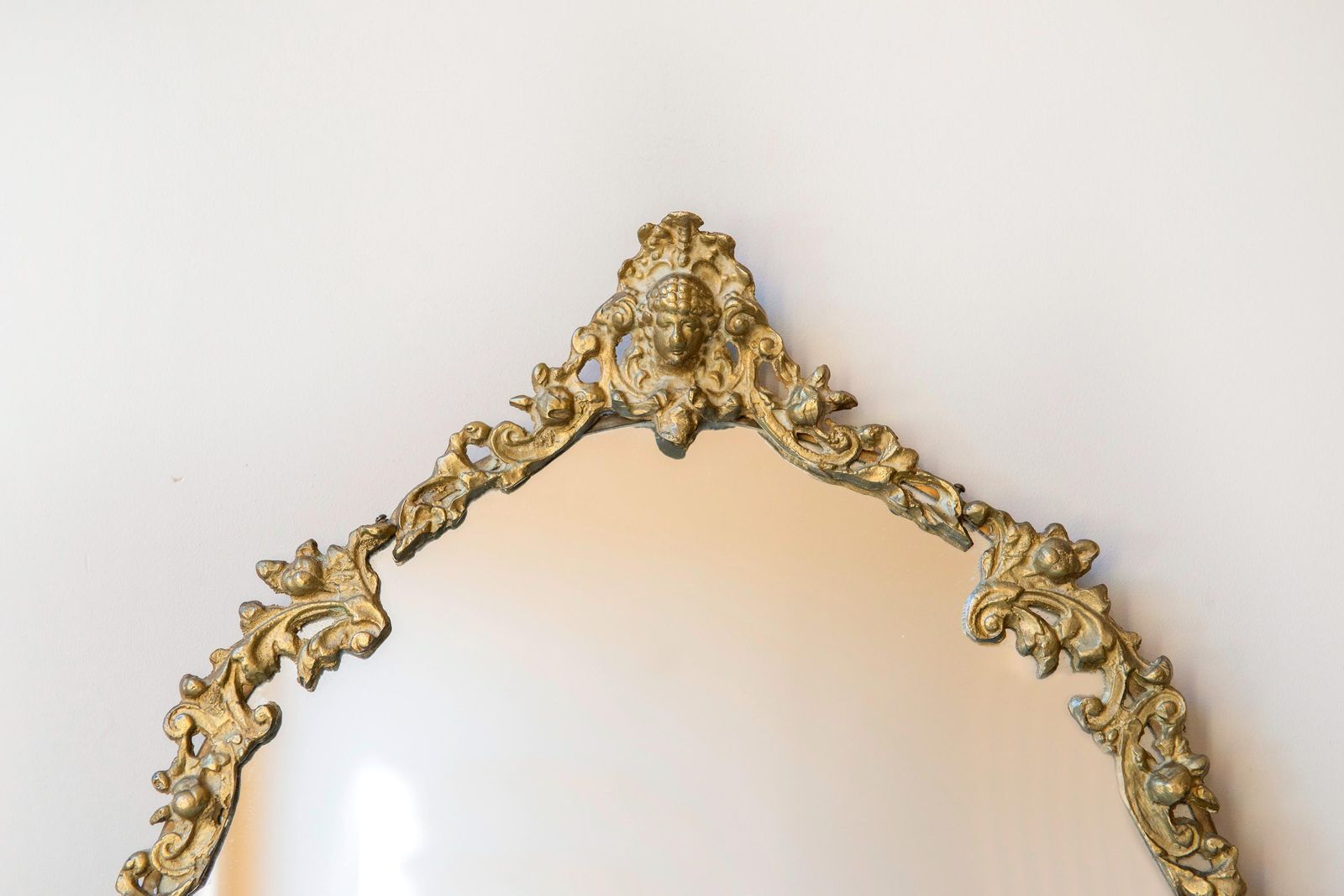 Vintage Messing Ovale Wandspiegel – Art Nouveau / Jugendstil Stijl Ca. Jaren 1950 – Decoratieve Gouden Schouwspiegel photo 226.0