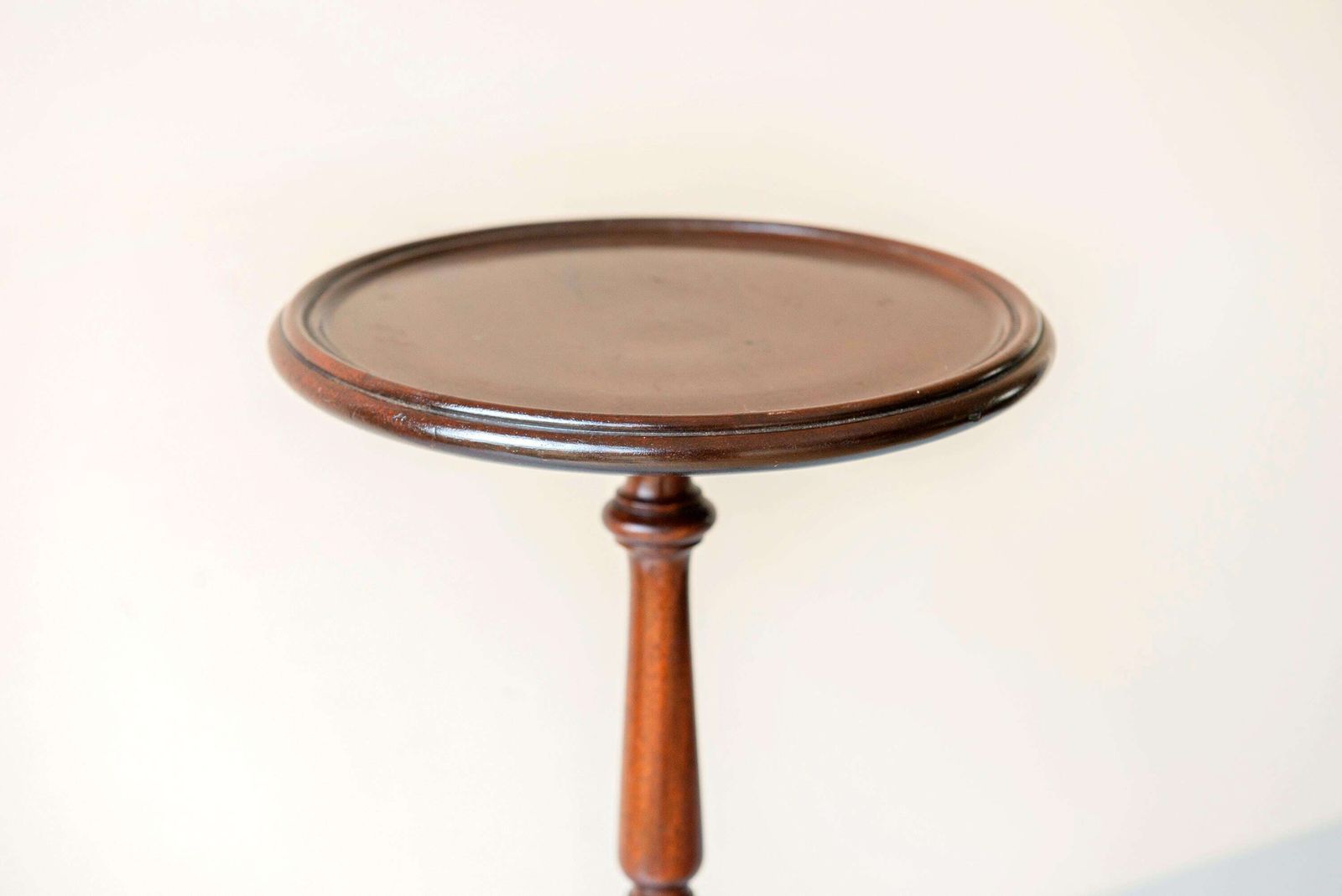 Antiek Georgisch Wijntafeltje   Driepoot Bijzettafel   Mahonie Ronde Accenttafel photo for sale