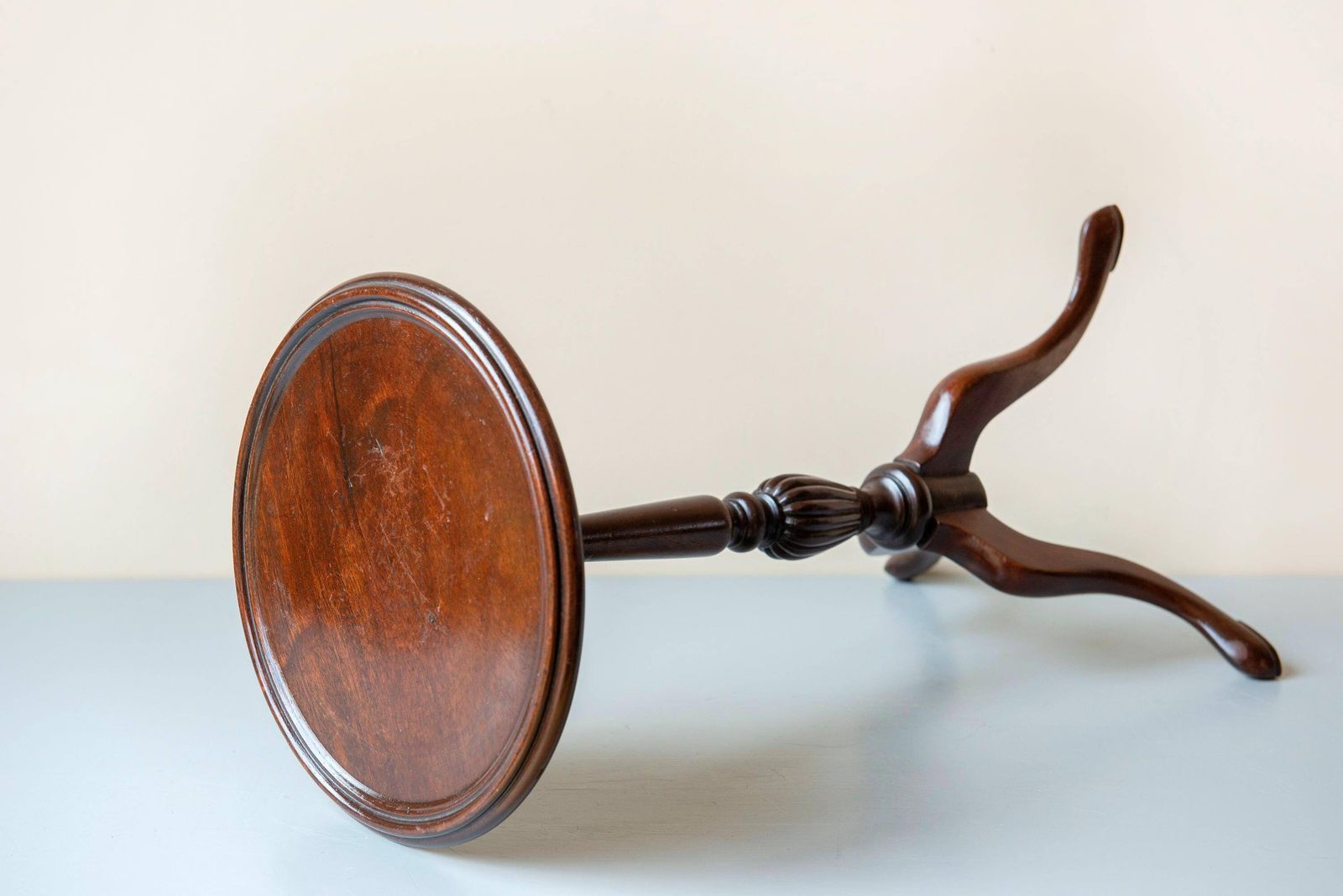 Antiek Georgisch Wijntafeltje   Driepoot Bijzettafel   Mahonie Ronde Accenttafel photo buy
