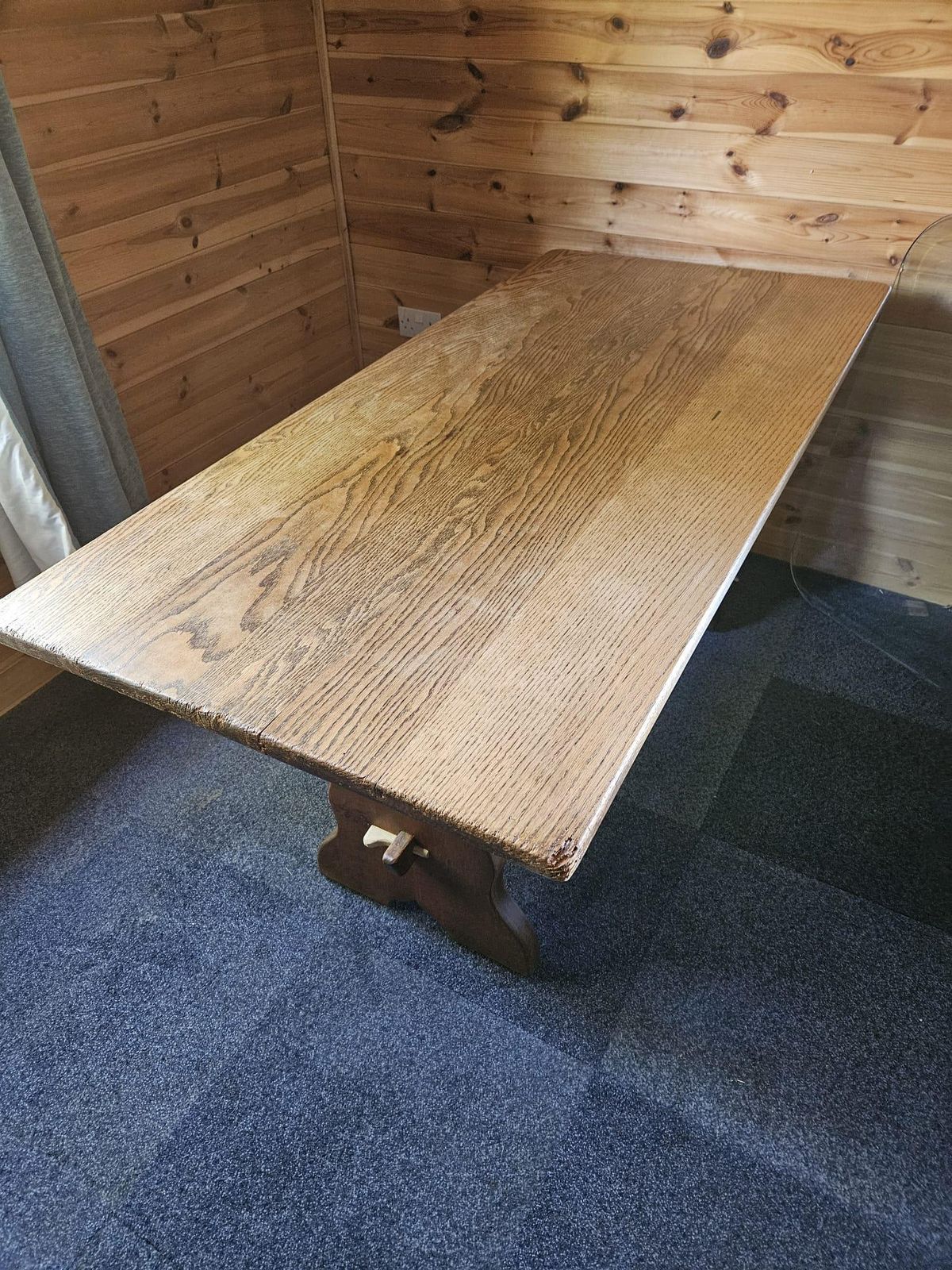 Table de réfectoire vintage en chêne massif. photo furniture
