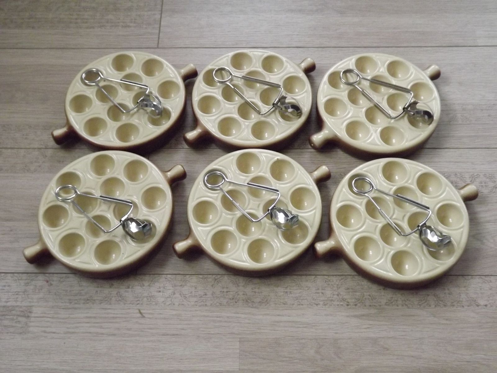 photo vinterior Set Of 6 French Emile Henry Escargot Snail Cook Pots With Tongs 12 Wells