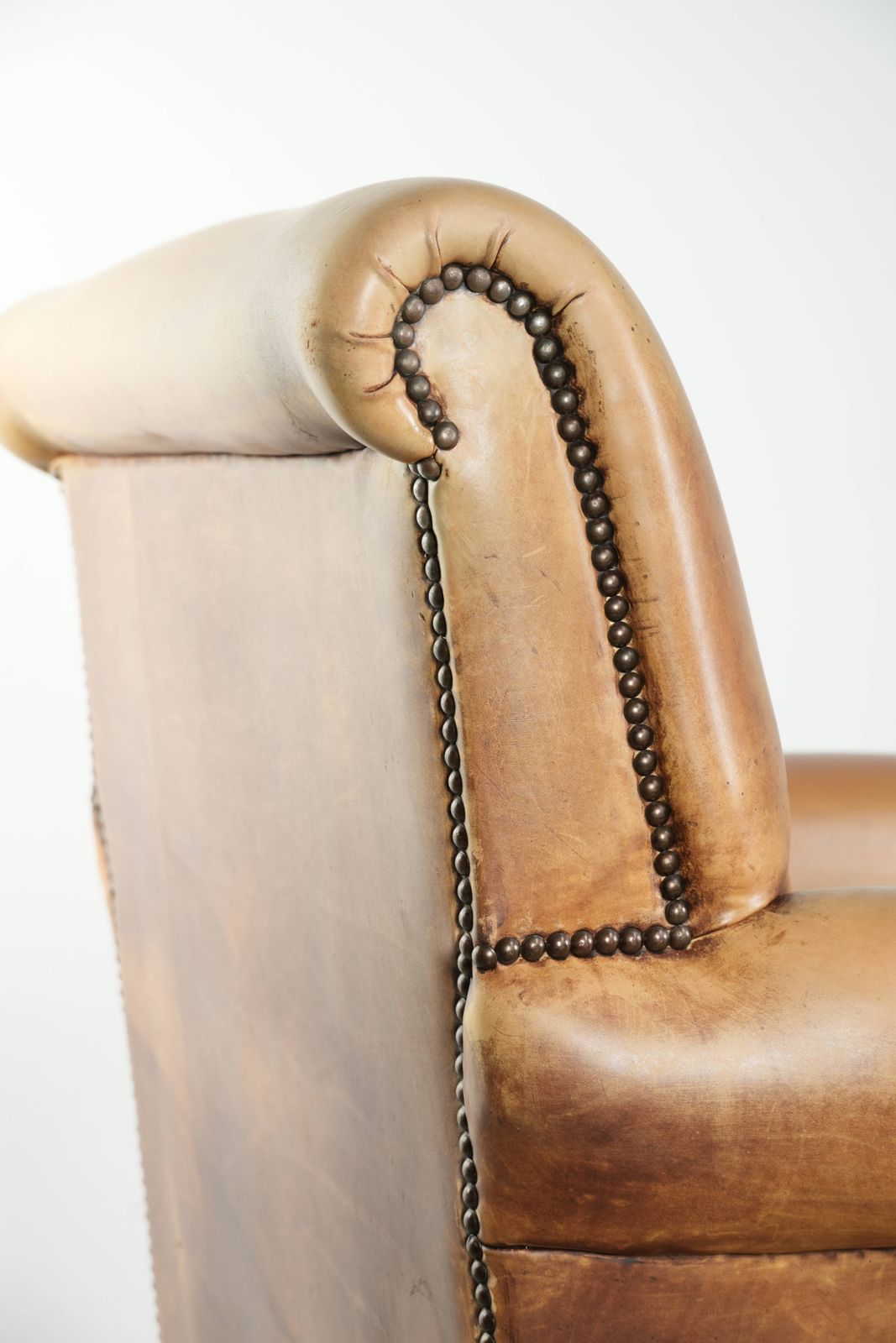 photo vinterior Beautiful And Comfortable Armchair Made Of Cowhide Leather With A Characterful And Charming English Look.