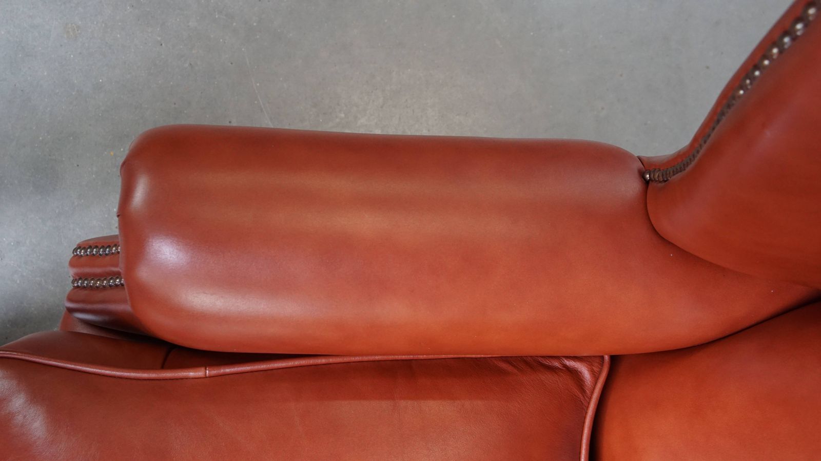 Elegante En Comfortabele Chesterfield Vleugelfauteuil In Glad Engelse Koeienhuid Met Sierlijke Poten photo buy