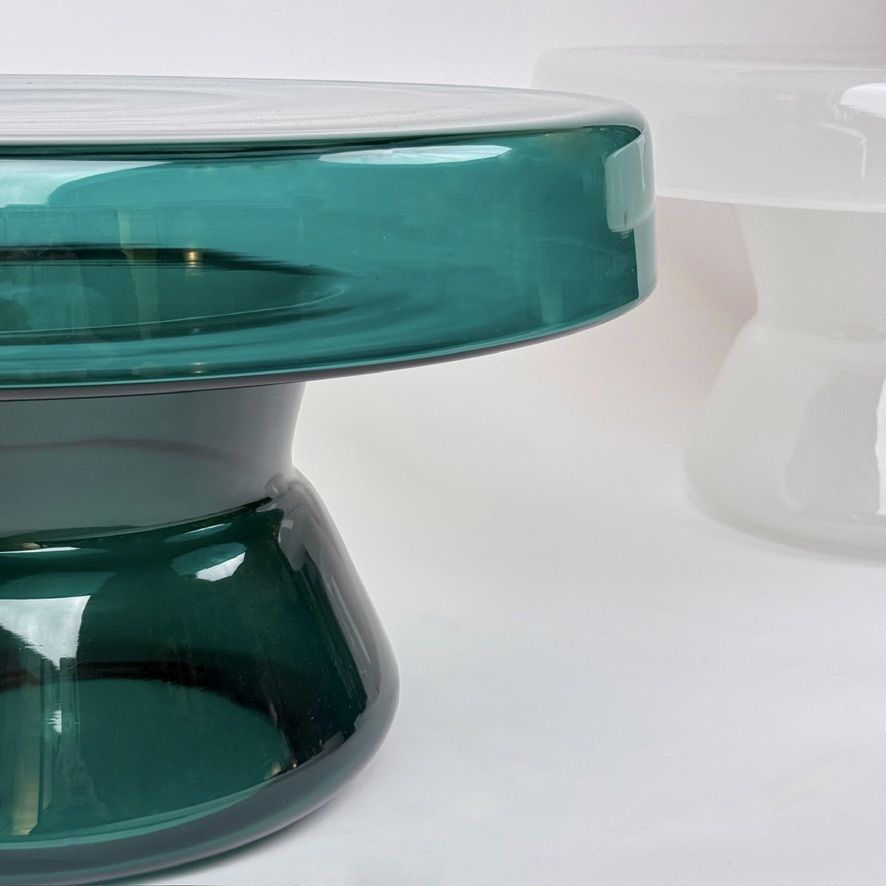 Hedendaags paar ronde, mondgeblazen Murano glazen salontafels photo vinterior