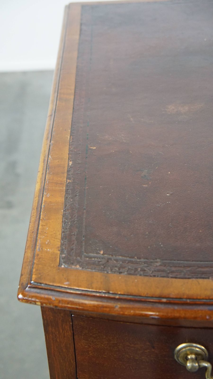 Antiek Engels Houten Bureau Uit De Eind 19e Eeuw Met Lederen Blad En Gebogen Front. photo vintage