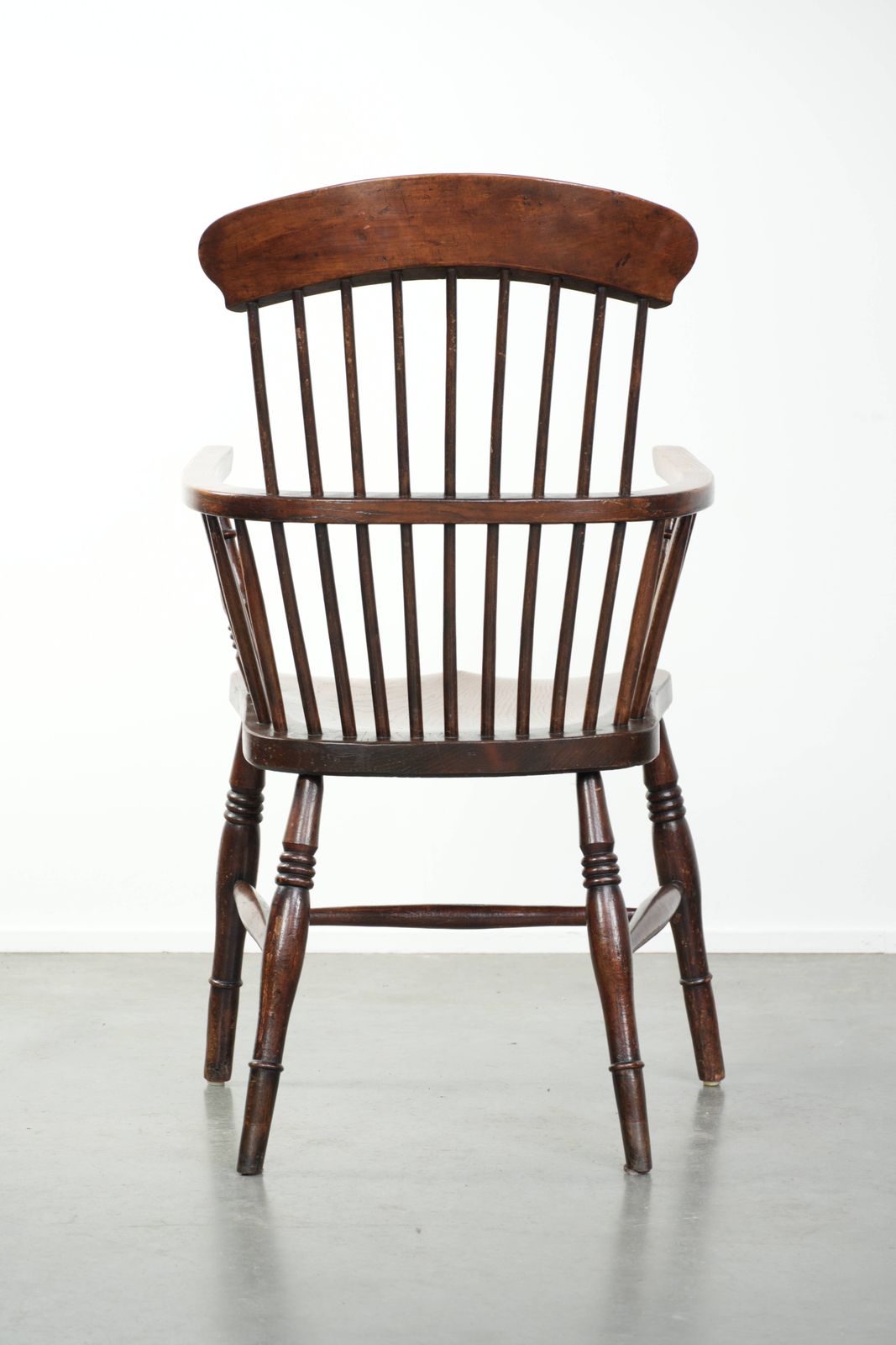 Zeldzame Antieke Engelse Windsor Stoel Met Hoge Rug Uit De 19e Eeuw, Met Mooie Patina. photo Meubels