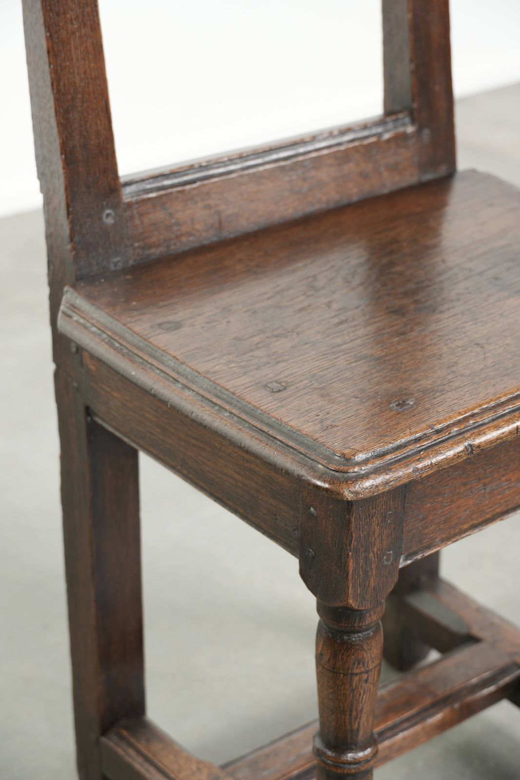 photo furniture Antieke Franse Lorraine Stoel, 18e Eeuw, Eikenhout Met Mooie Diepe Kleuren