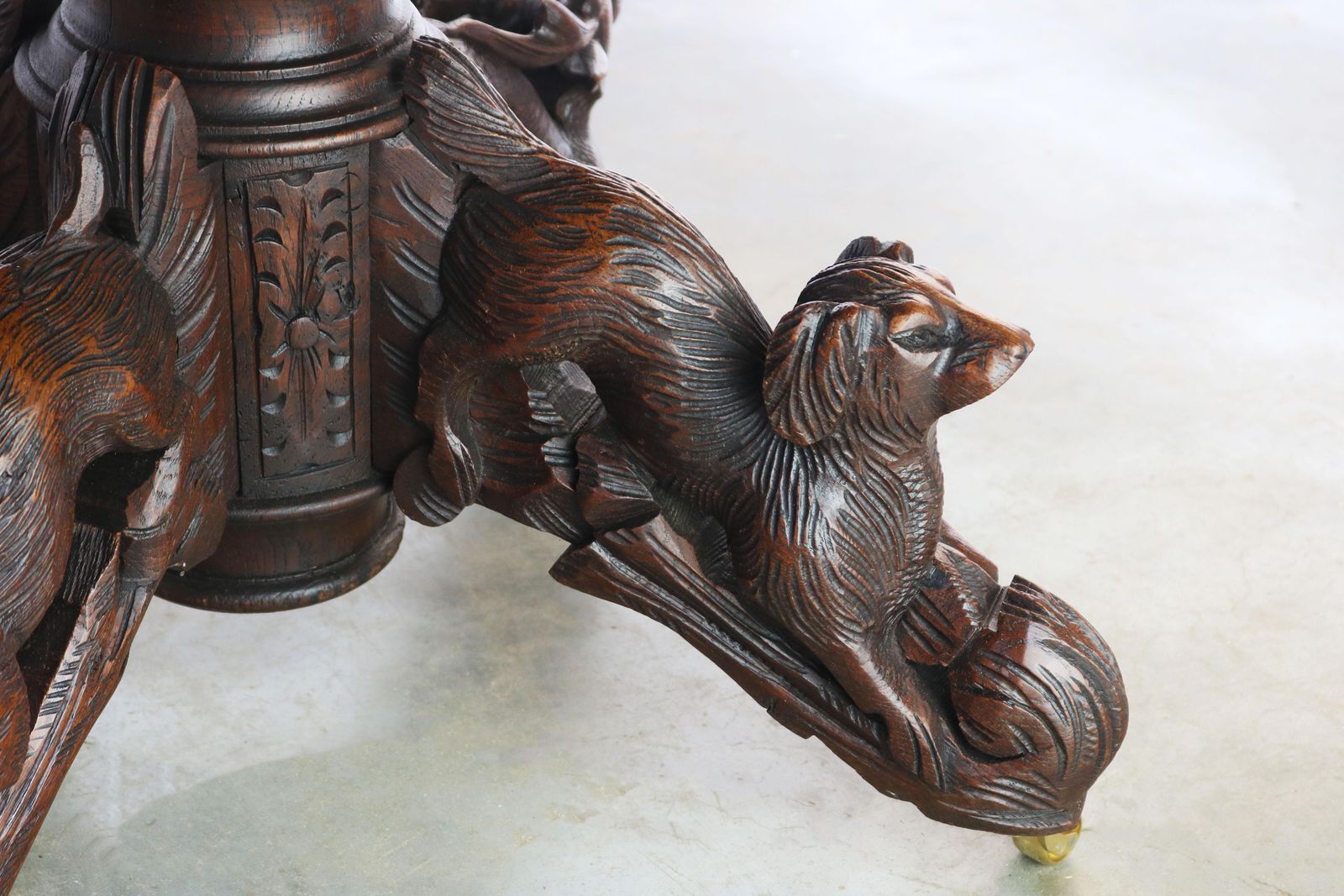 19e-eeuwse Franse antieke eiken ovale eettafel – Black Forest-stijl met dierenmotieven photo vinterior