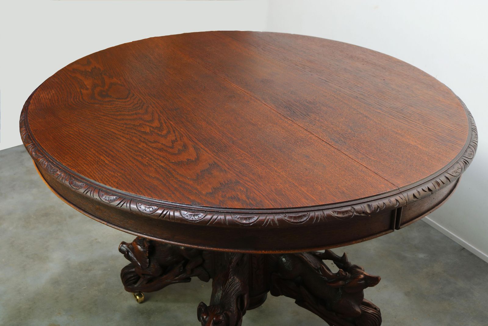 photo for sale Table à manger ovale d'époque, chêne français XIXe siècle, style Forêt-Noire, décor de chasse animalier