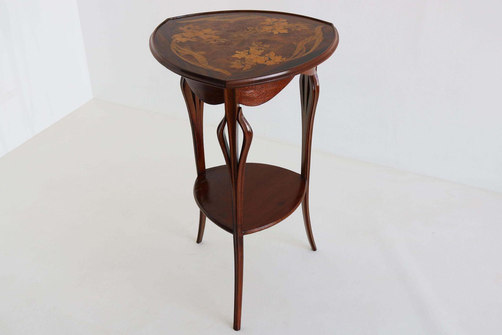 Antiek Frans Art Nouveau bijzettafeltje "Lilly", gesigneerd door Louis Majorelle, ca. 1900 photo Meubels