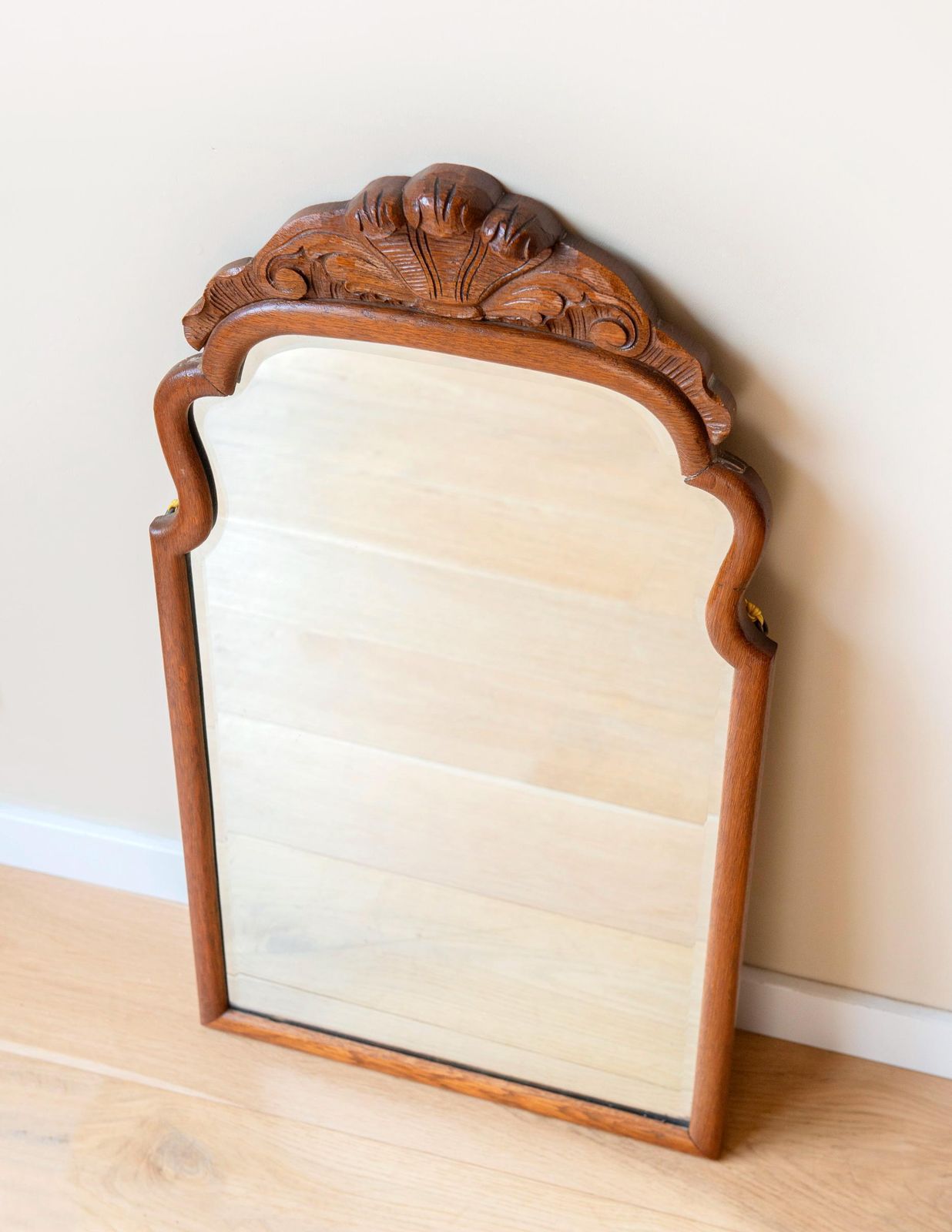 Antieke Eiken Spiegel Met Geschulpte Rand | Rustieke Boogvormige Wandspiegel | Vintage Spiegel Voor Entree | Gesneden Bekroning, Ca. 1900 photo furniture