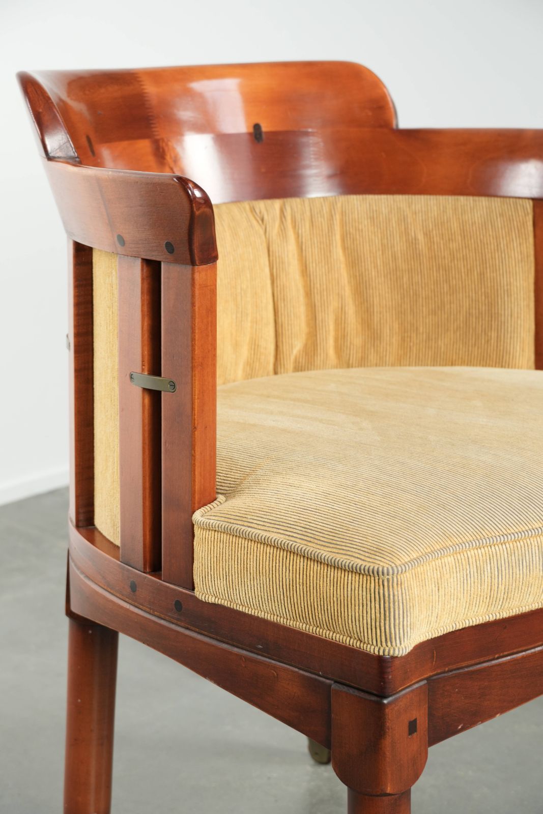 photo furniture Schuitema Design Eetkamerstoel/Bureaustoel Uit De Shaker Serie, Met Houten Frame En Gele Stoffen Bekleding.