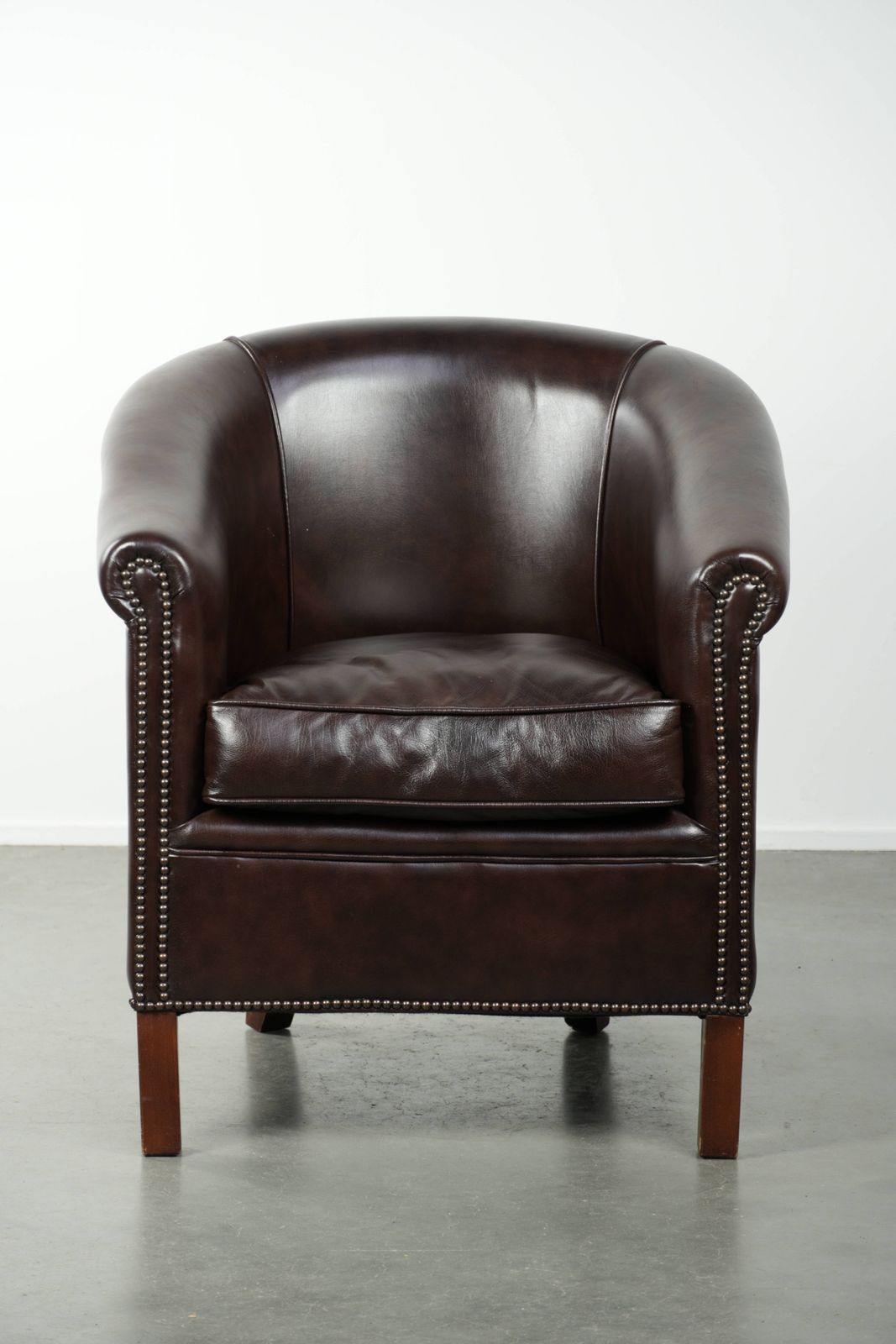 Dark Cowhide Club Armchair In Good Condition With A Timeless And Stylish English Style Design. photo furniture