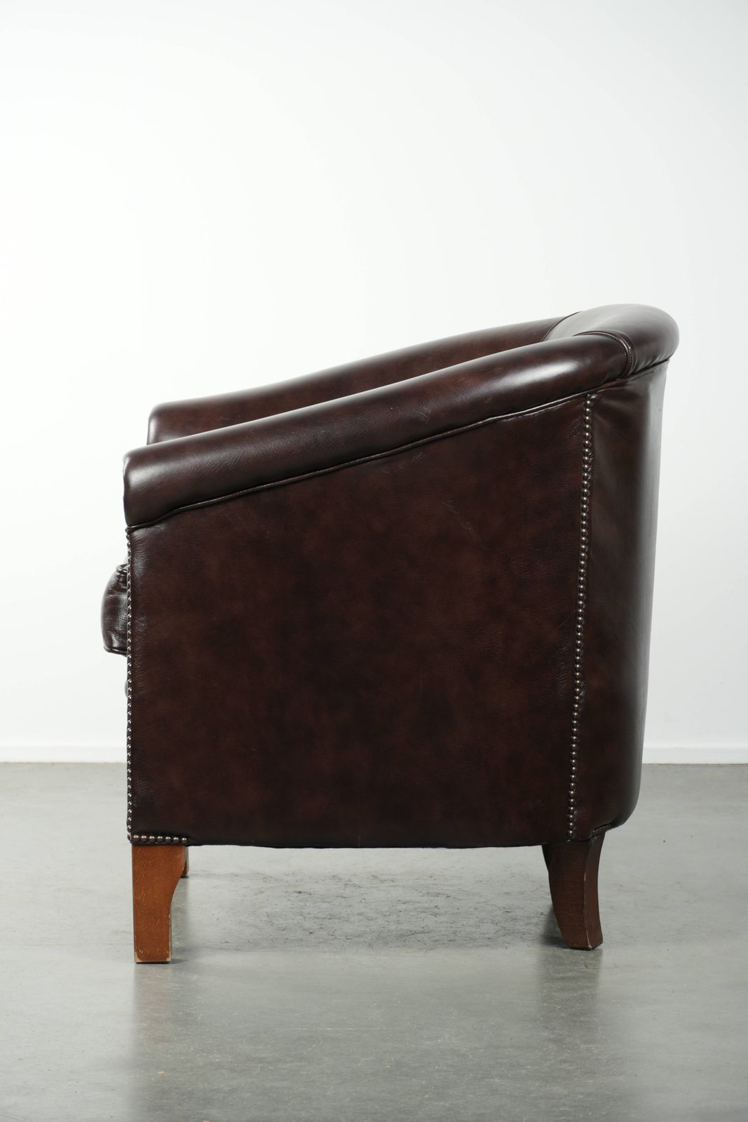 Dark Cowhide Club Armchair In Good Condition With A Timeless And Stylish English Style Design. photo 770.0