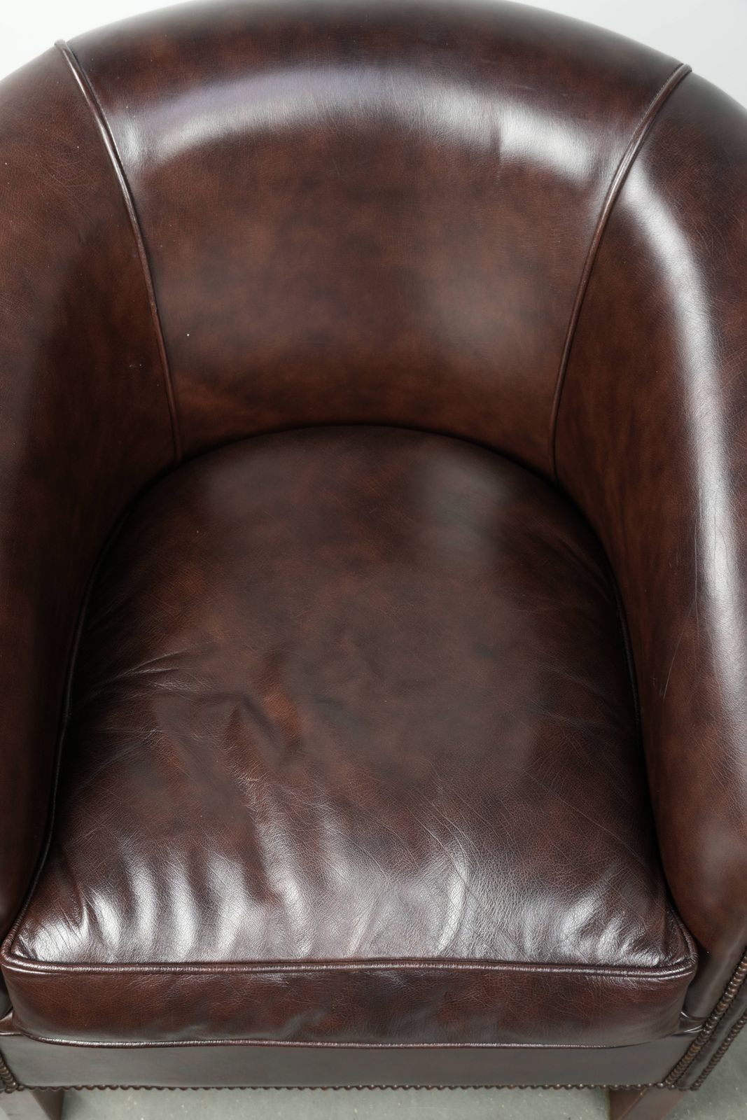 Dark Cowhide Club Armchair In Good Condition With A Timeless And Stylish English Style Design. photo vinterior