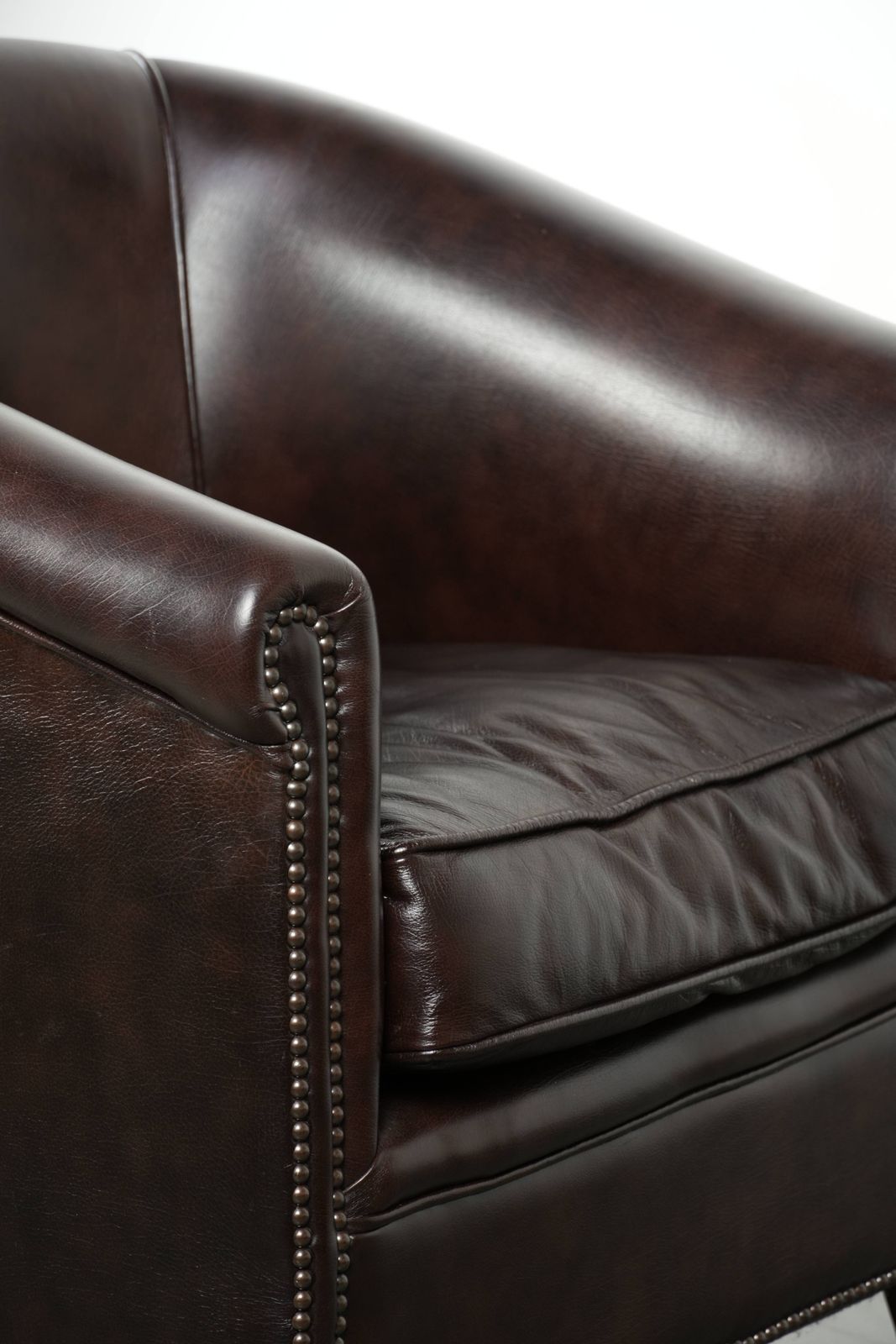 photo for sale Donkere Koehuid Club Fauteuil Met Tijdloos Engels Design, Goede Staat