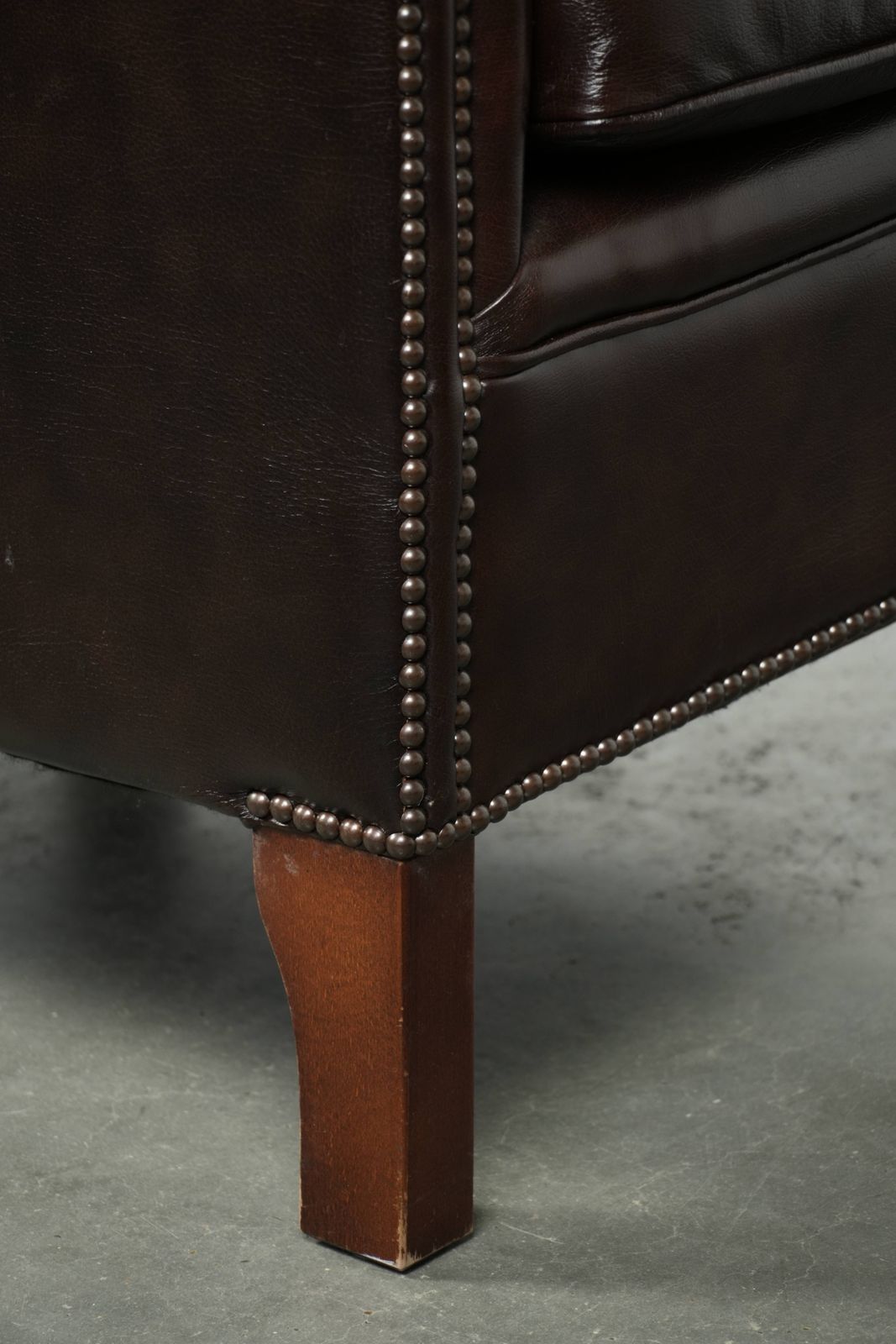 780.0 Dark Cowhide Club Armchair With A Timeless And Stylish English Style Design, Good Condition photo
