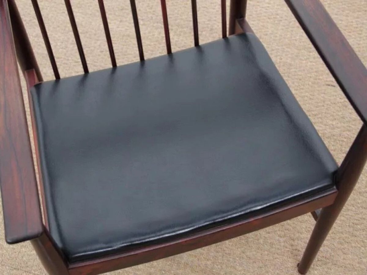 Mobilier Paire de fauteuils et table d'appoint danois en palissandre et cuir, par Arne Vodder pour Sibast, 1960. photo