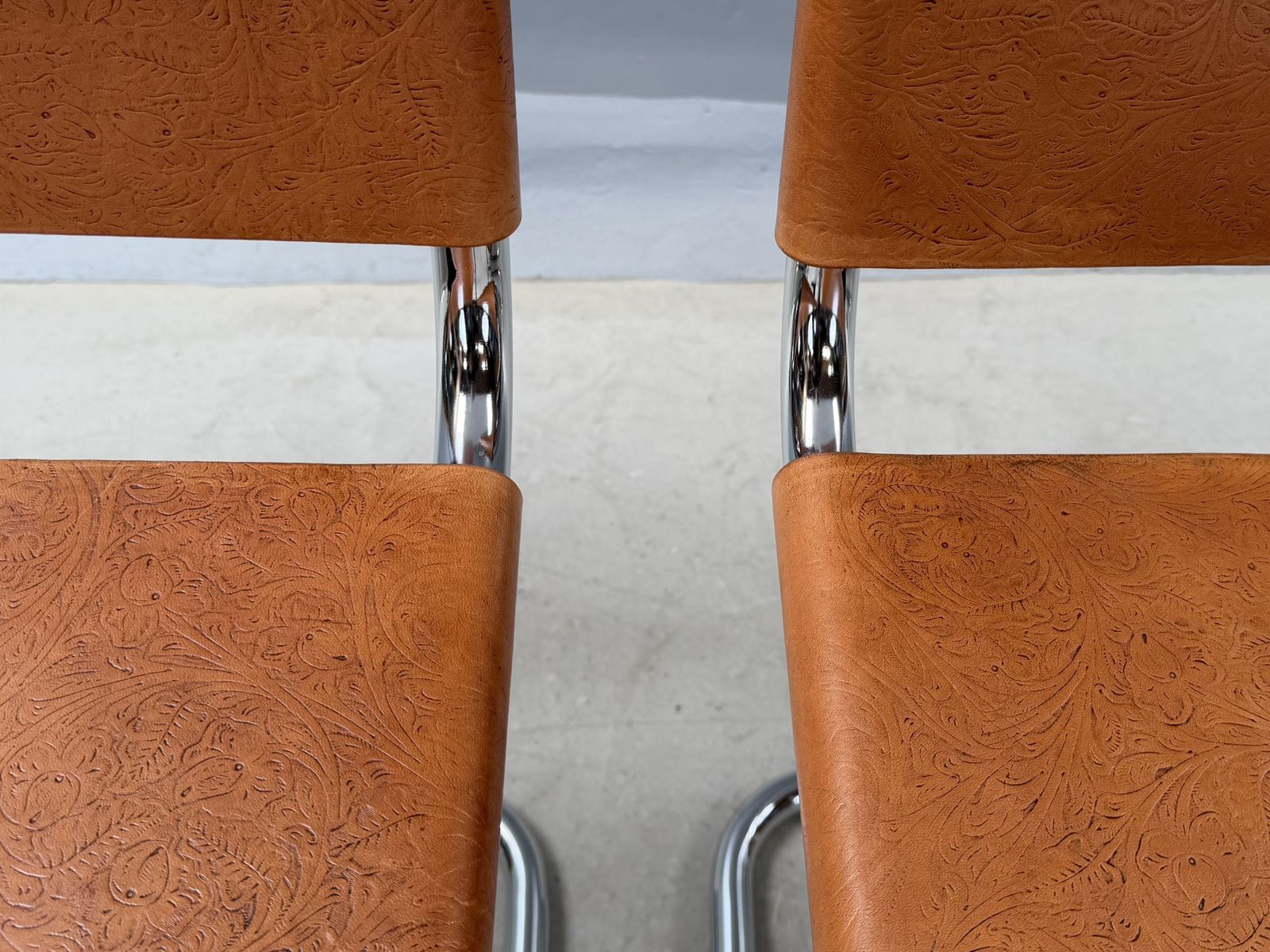 photo vintage 6 Dining Chairs Mart Stam Marcel Breuer S33 Set Of Six Chrome Tan Brown Cognac Leather Cantilever Bauhaus 6 Mid Century Dining Chairs