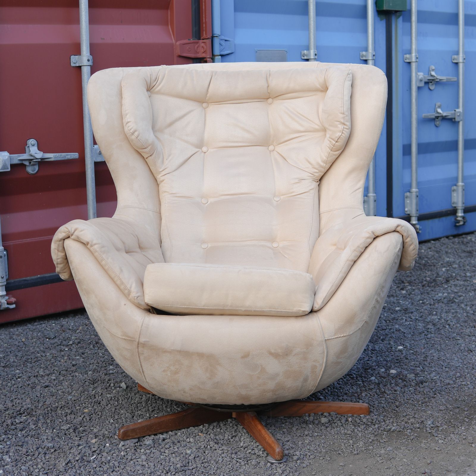 Mid Century Teak And Cream Suede Leather Swivel Chair In The Style Of Parker Knoll Statesman, 1960s photo 520.0