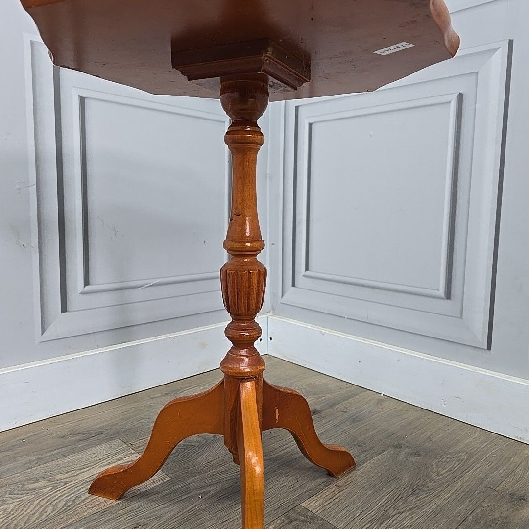 photo furniture Antique Side Wine Table Turned Pedestal Leg Plant Stand Leather Vintage Wooden