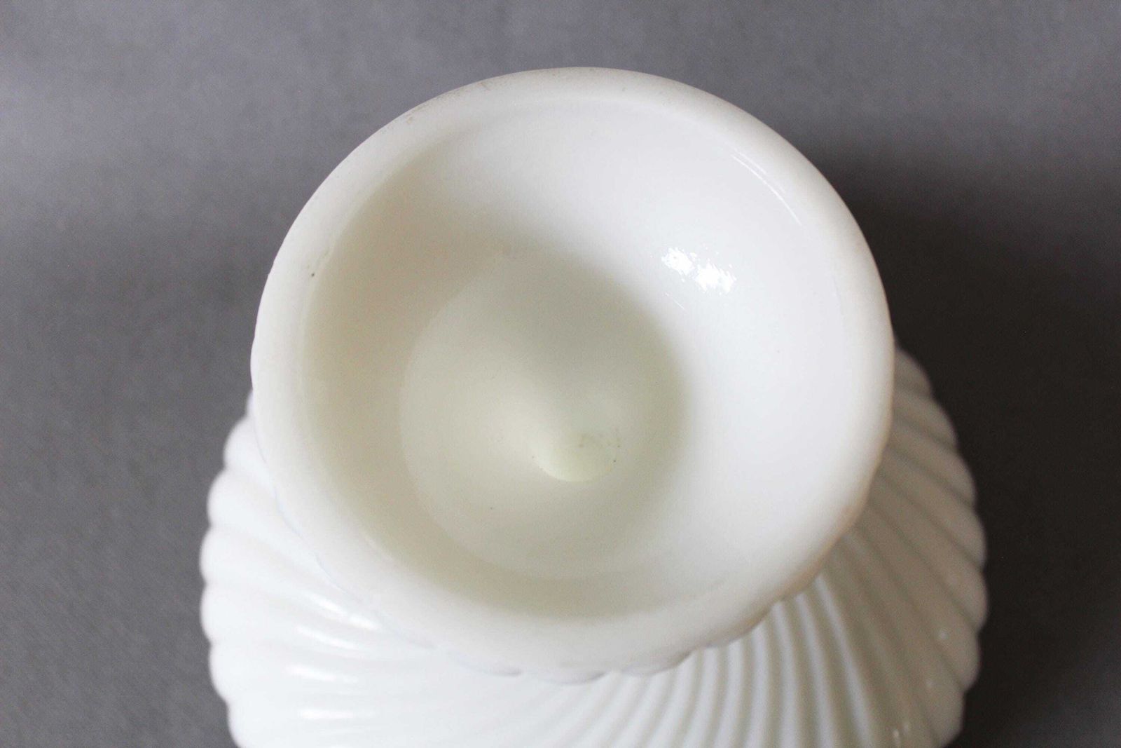 photo vintage Large Vintage White Opaline Glass Compotier, Pedestal Bowl, Swirl Pattern, Scallop Edge, Pedestal Base, Large Opening, Pressed Glass