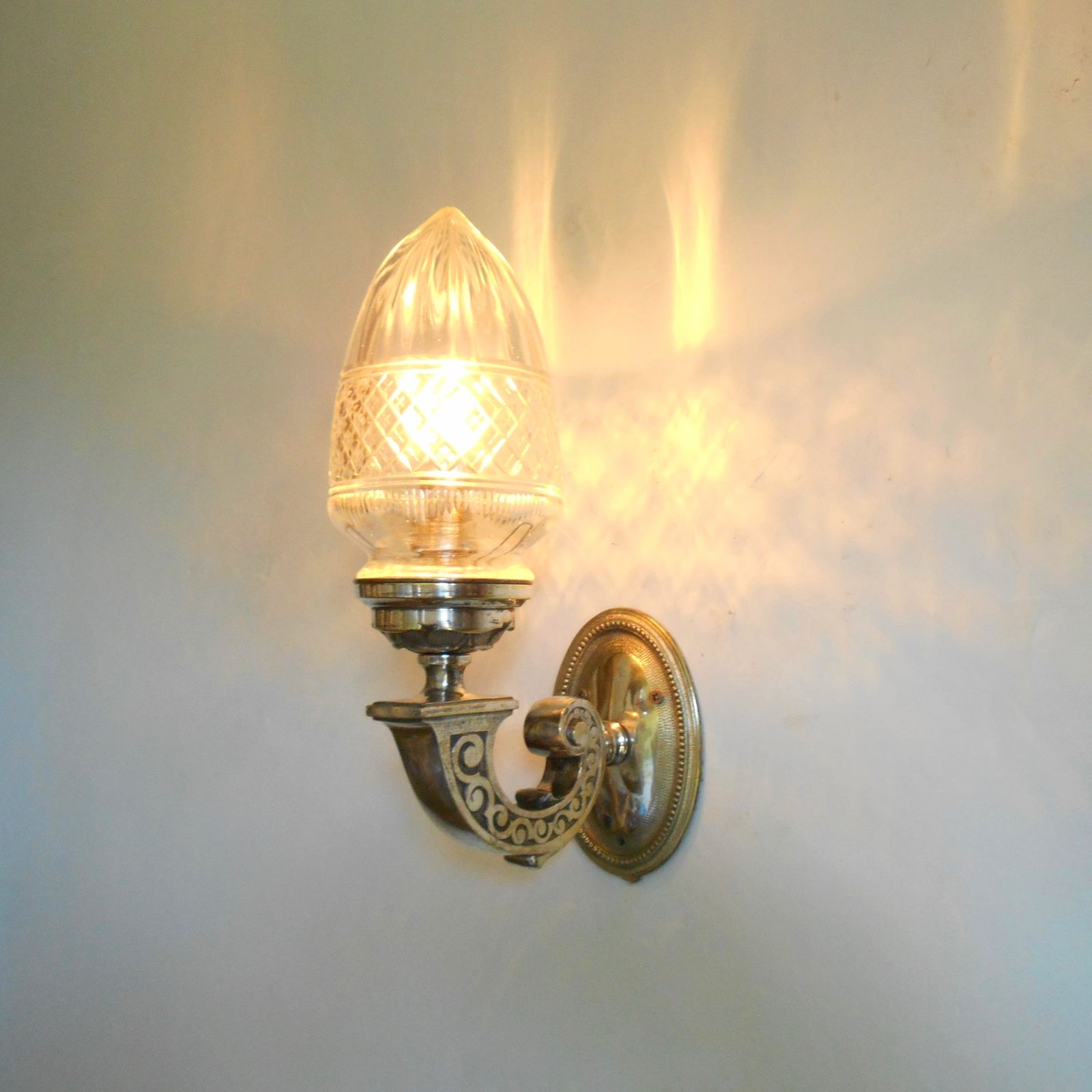 Antieke vernikkelde wandlamp met een geslepen glazen eikelvorming kap photo 195.0