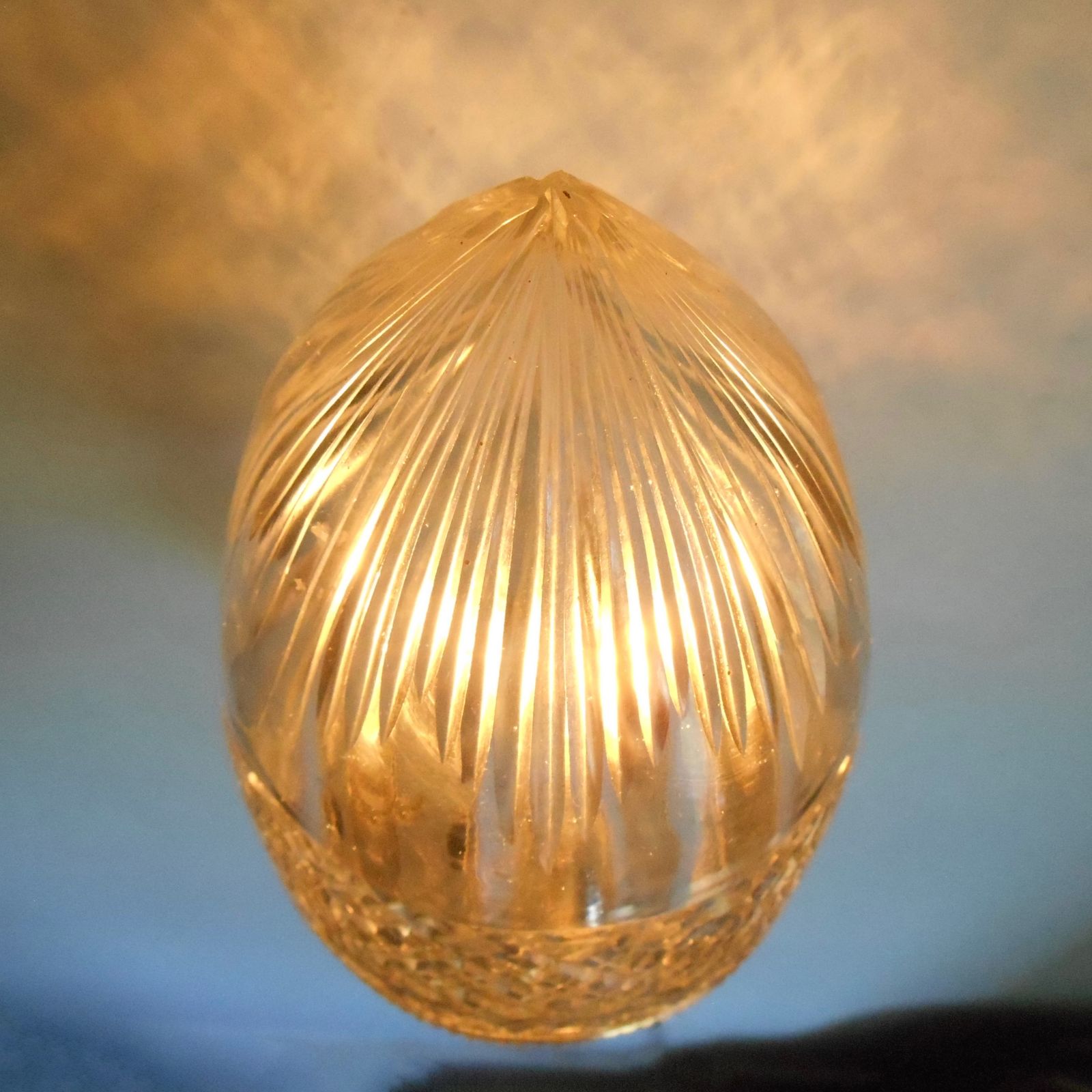 Antieke vernikkelde wandlamp met een geslepen glazen eikelvorming kap photo vinterior