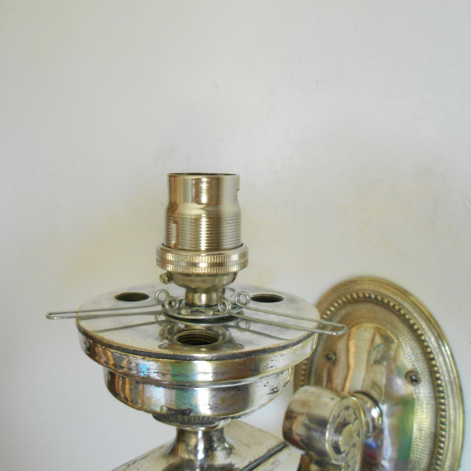 photo for sale Antieke vernikkelde wandlamp met een geslepen glazen eikelvorming kap