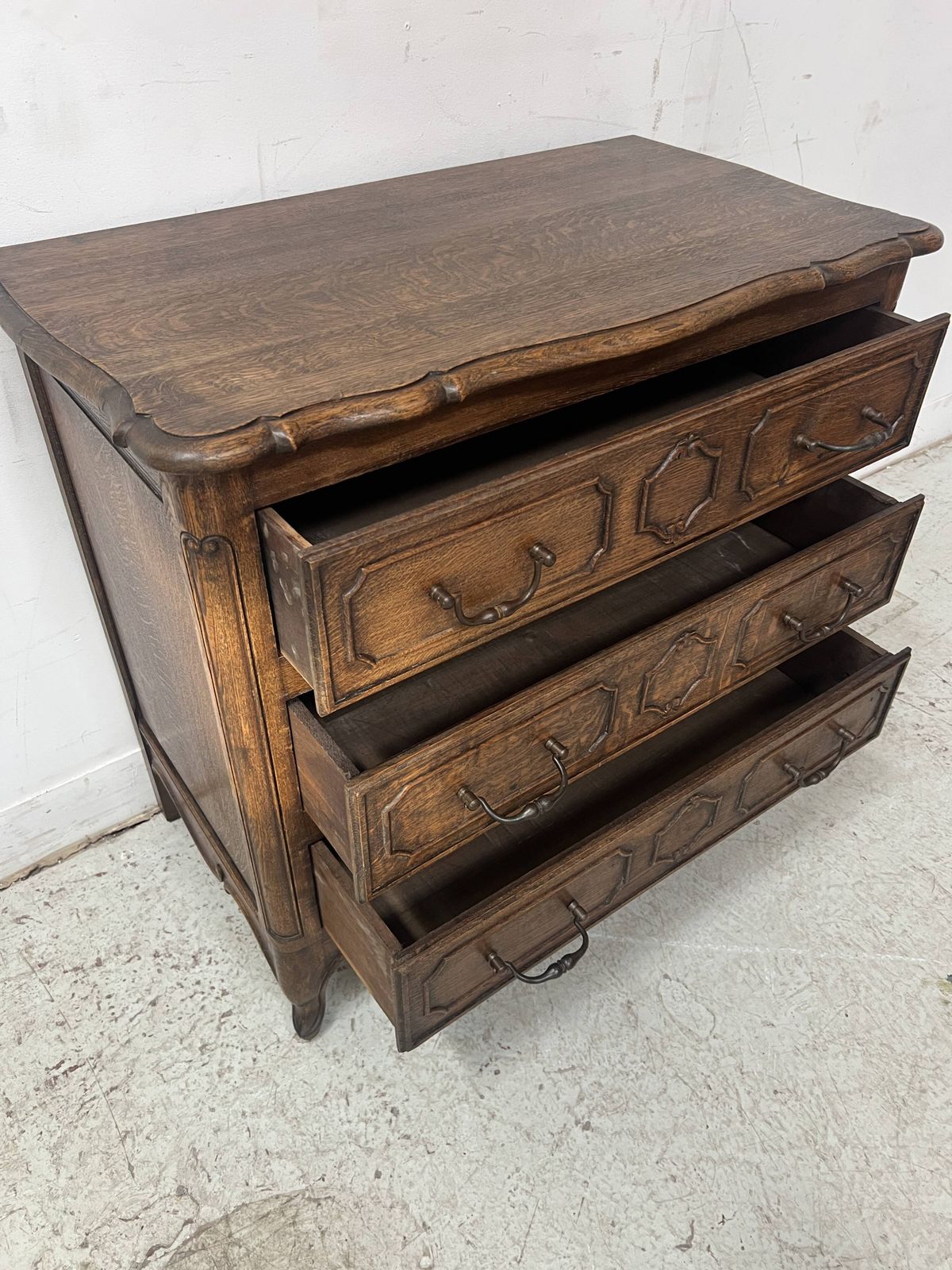 photo furniture Regency Style Chest Of Drawers In Carved Oak, 20th Century