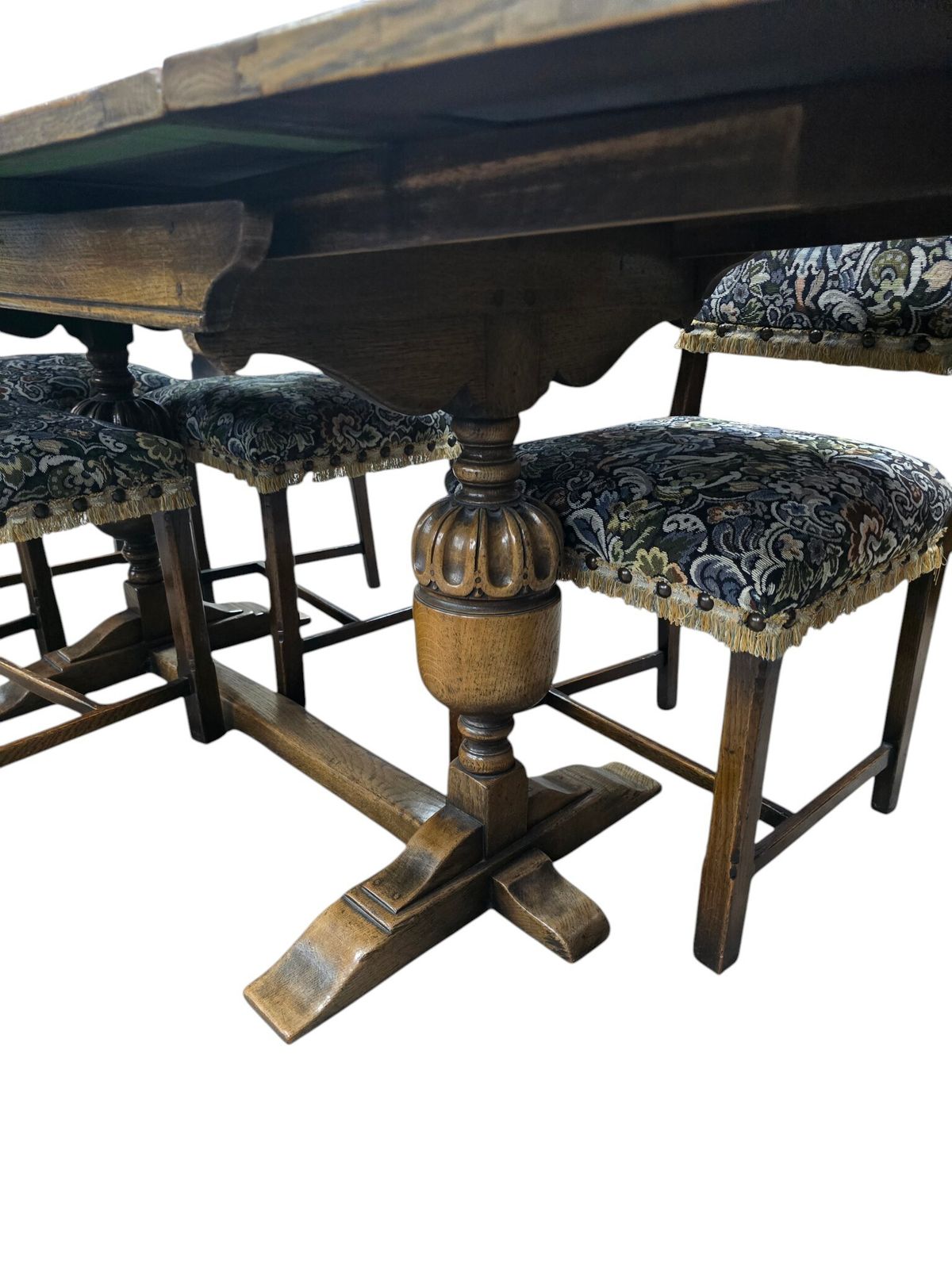 photo furniture Vintage Oak Extending Dining Table With 6 Chairs